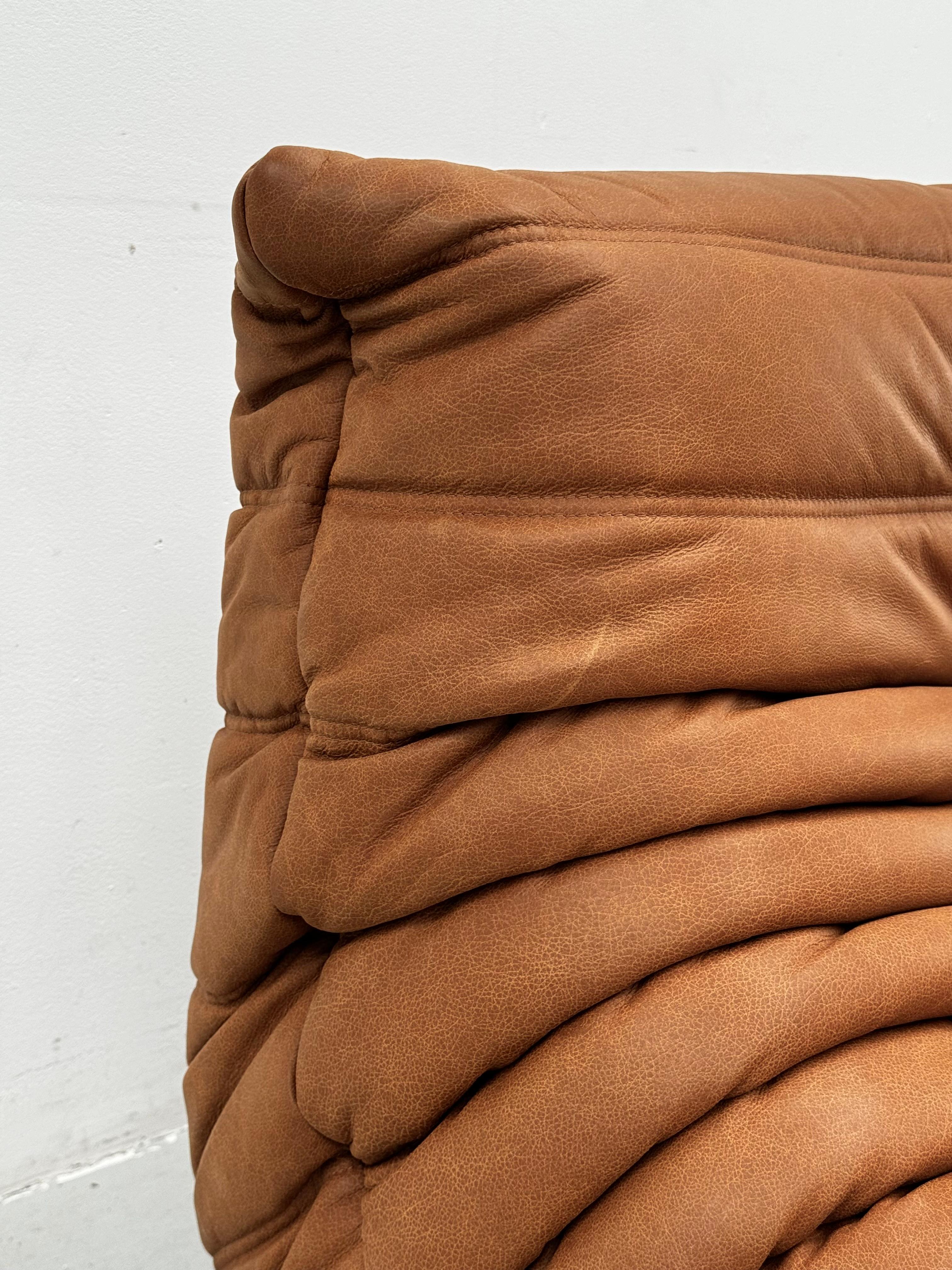 Français Chaise Togo vintage française en cuir cognac de Michel Ducaroy pour Ligne Roset.