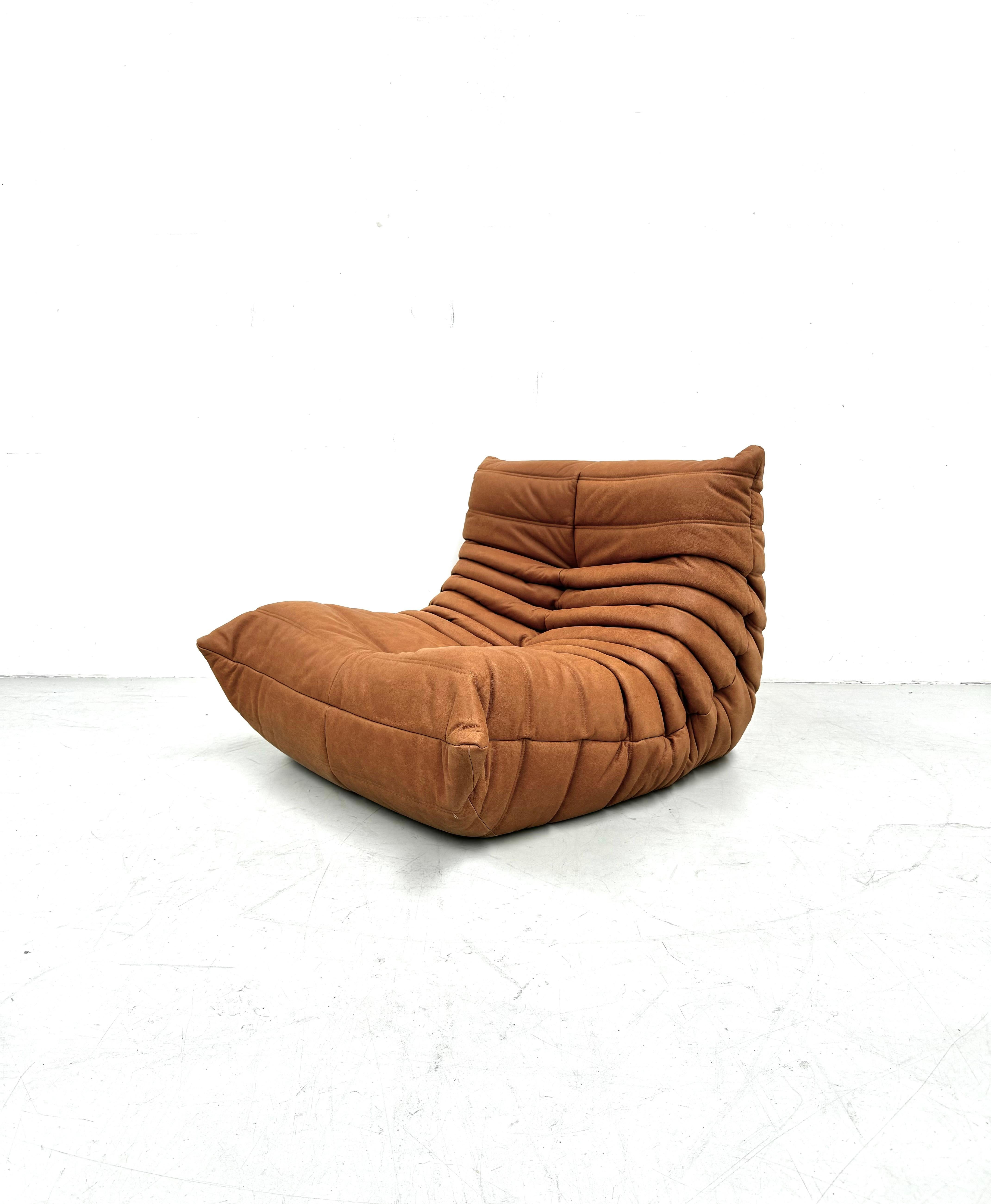 Chaise Togo vintage française en cuir cognac de Michel Ducaroy pour Ligne Roset. Excellent état à Eindhoven, Noord Brabant