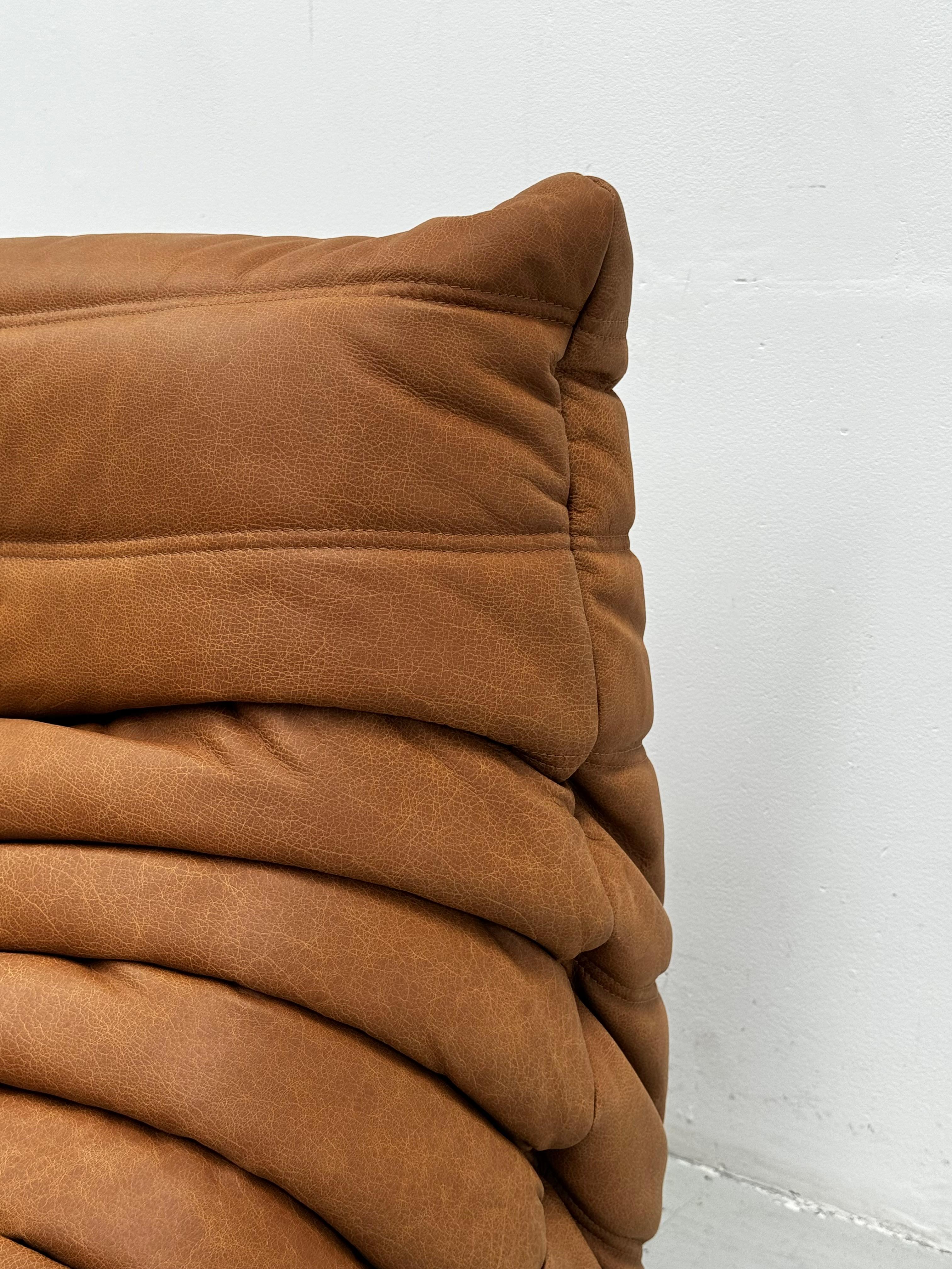 20ième siècle Chaise Togo vintage française en cuir cognac de Michel Ducaroy pour Ligne Roset.