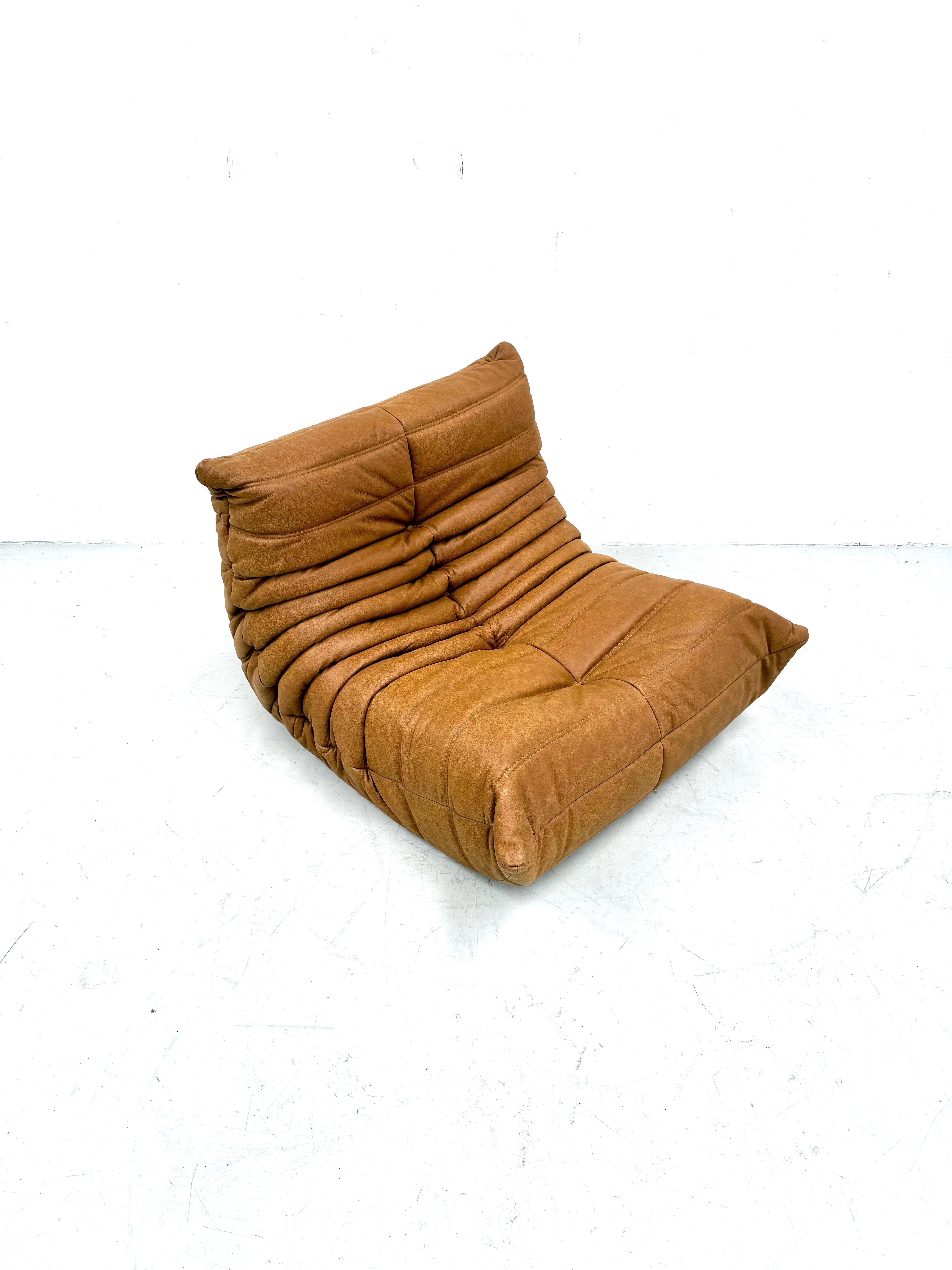 Cuir Chaise Togo vintage française en cuir cognac de Michel Ducaroy pour Ligne Roset.