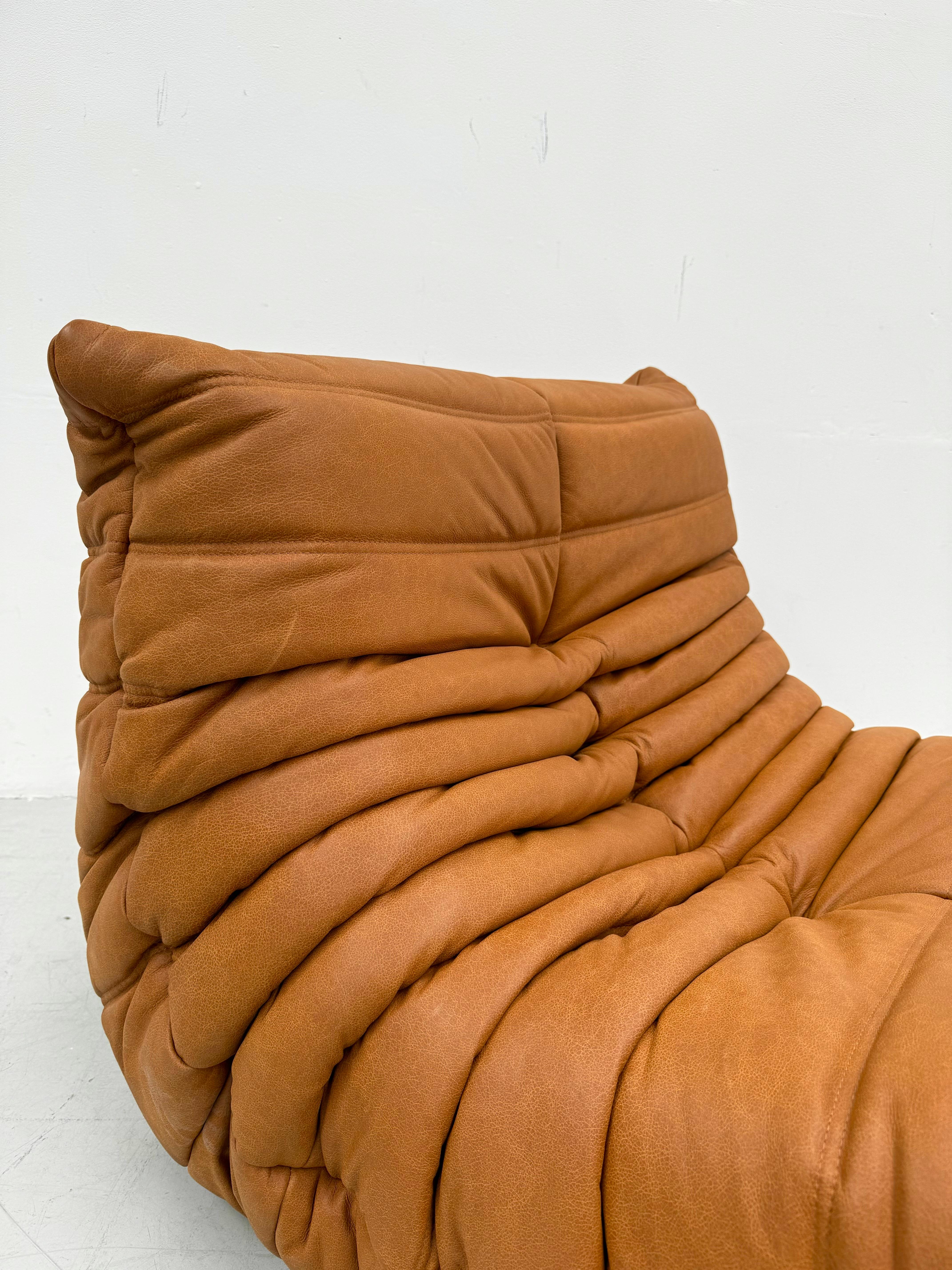 Chaise Togo vintage française en cuir cognac de Michel Ducaroy pour Ligne Roset. 1