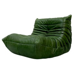 Französischer Vintage-Togo-Stuhl aus grünem Leder von Michel Ducaroy für Ligne Roset.