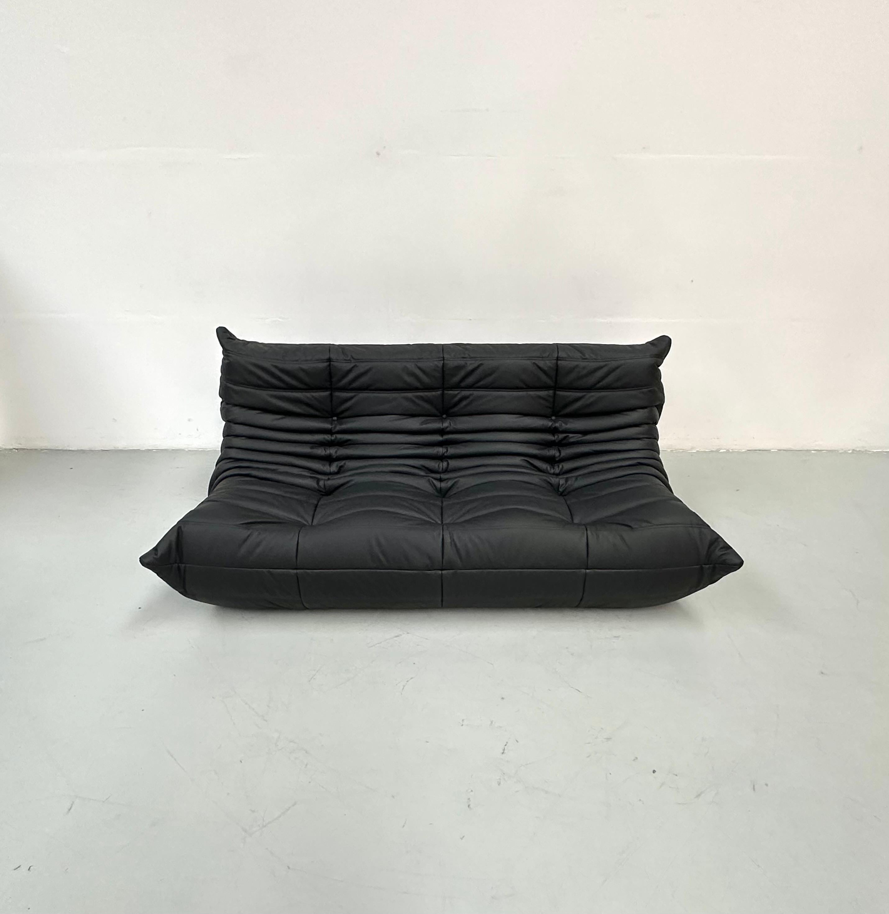 Der Togo wurde 1973 von Michel Ducaroy für Ligne Roset entworfen. Es ist das erste Sofa/Sessel, das nur aus Schaumstoff und Leder besteht. Die Togo-Kollektion zeichnet sich durch ein ergonomisches Design mit Polyätherschaum-Konstruktion und