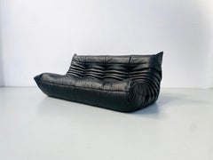 Sofá francés Togo de cuero negro de Michel Ducaroy para Ligne Roset.