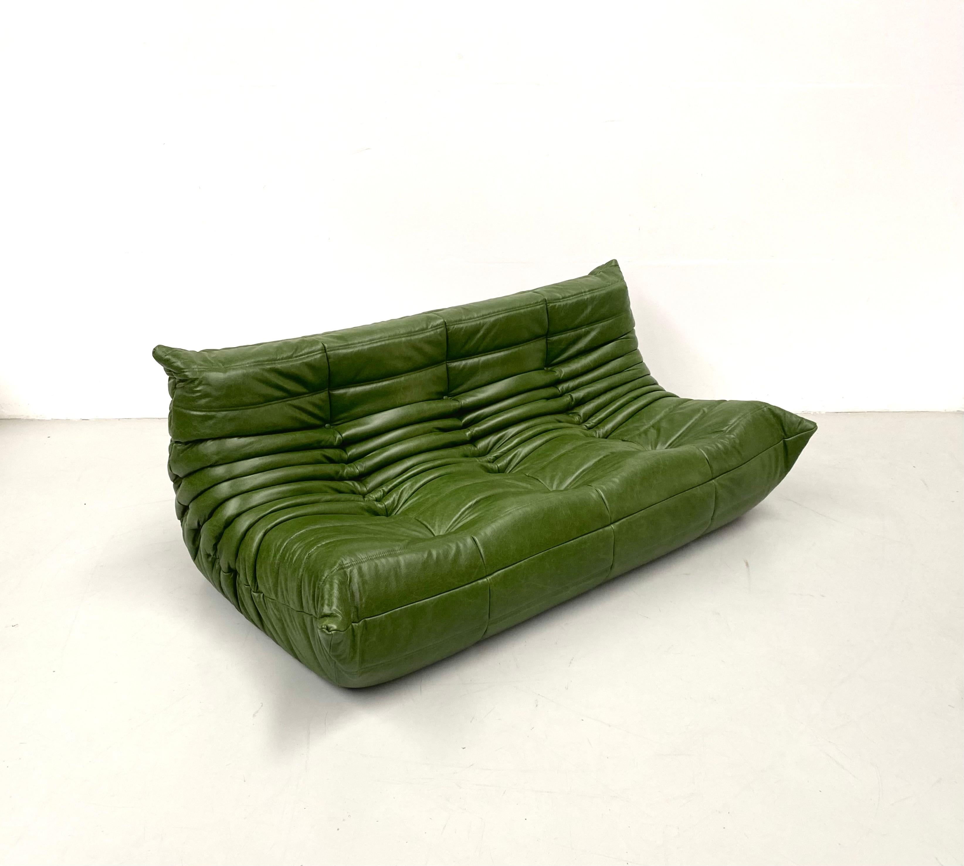 French Vintage Togo Sofa in Green  Leather by Michel Ducaroy for Ligne Roset. 5