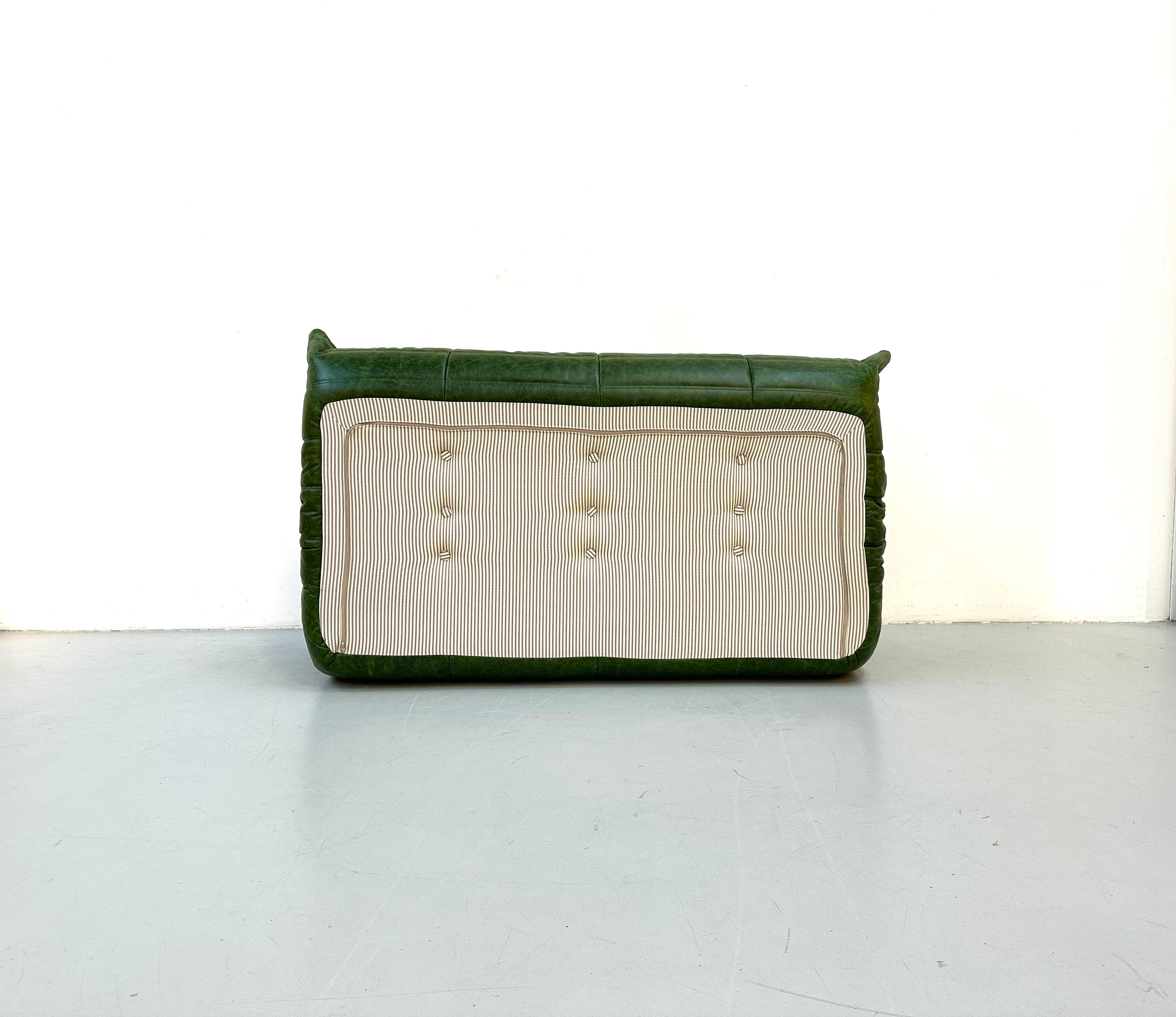French Vintage Togo Sofa in Green  Leather by Michel Ducaroy for Ligne Roset. 7