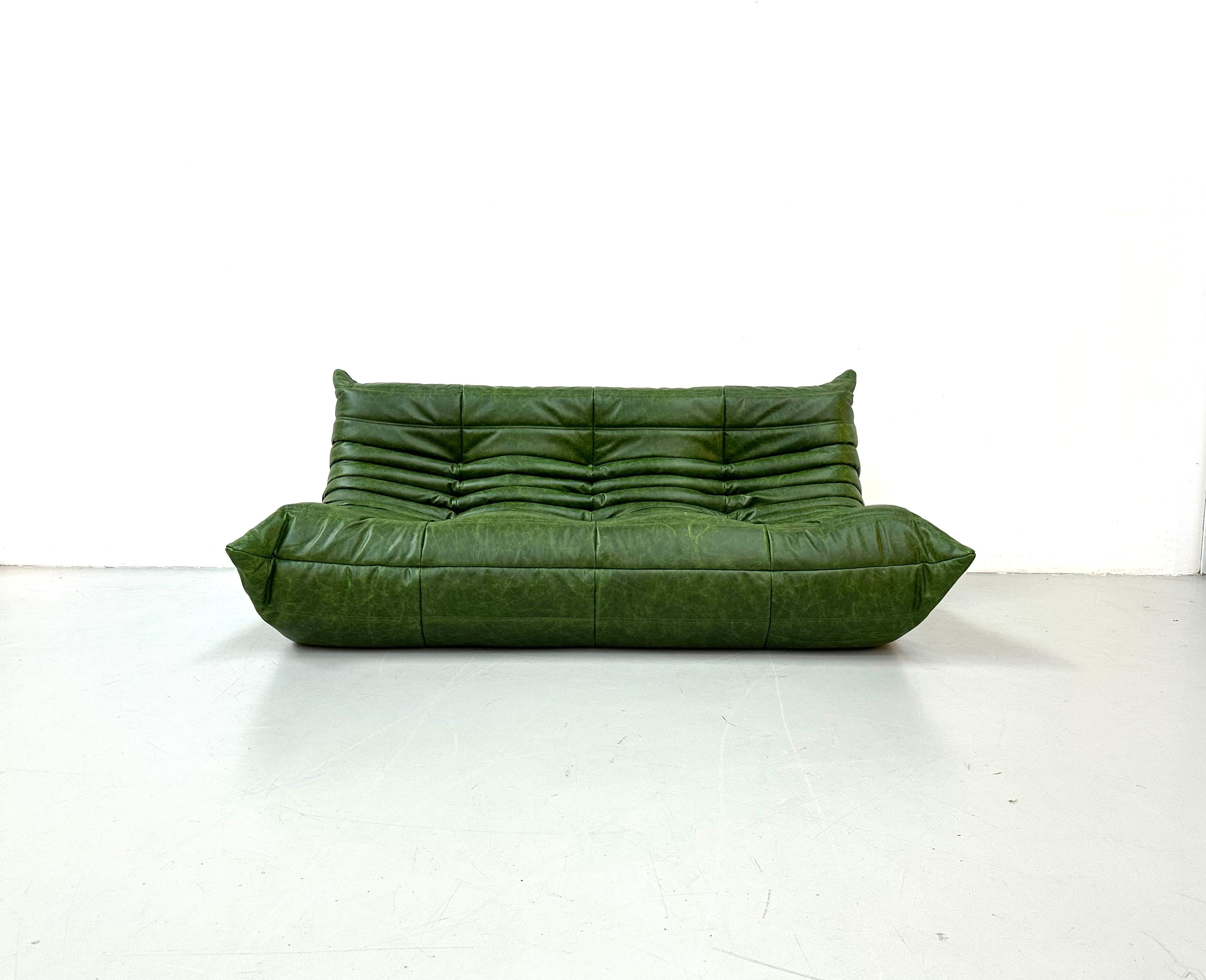French Vintage Togo Sofa in Green  Leather by Michel Ducaroy for Ligne Roset. 3