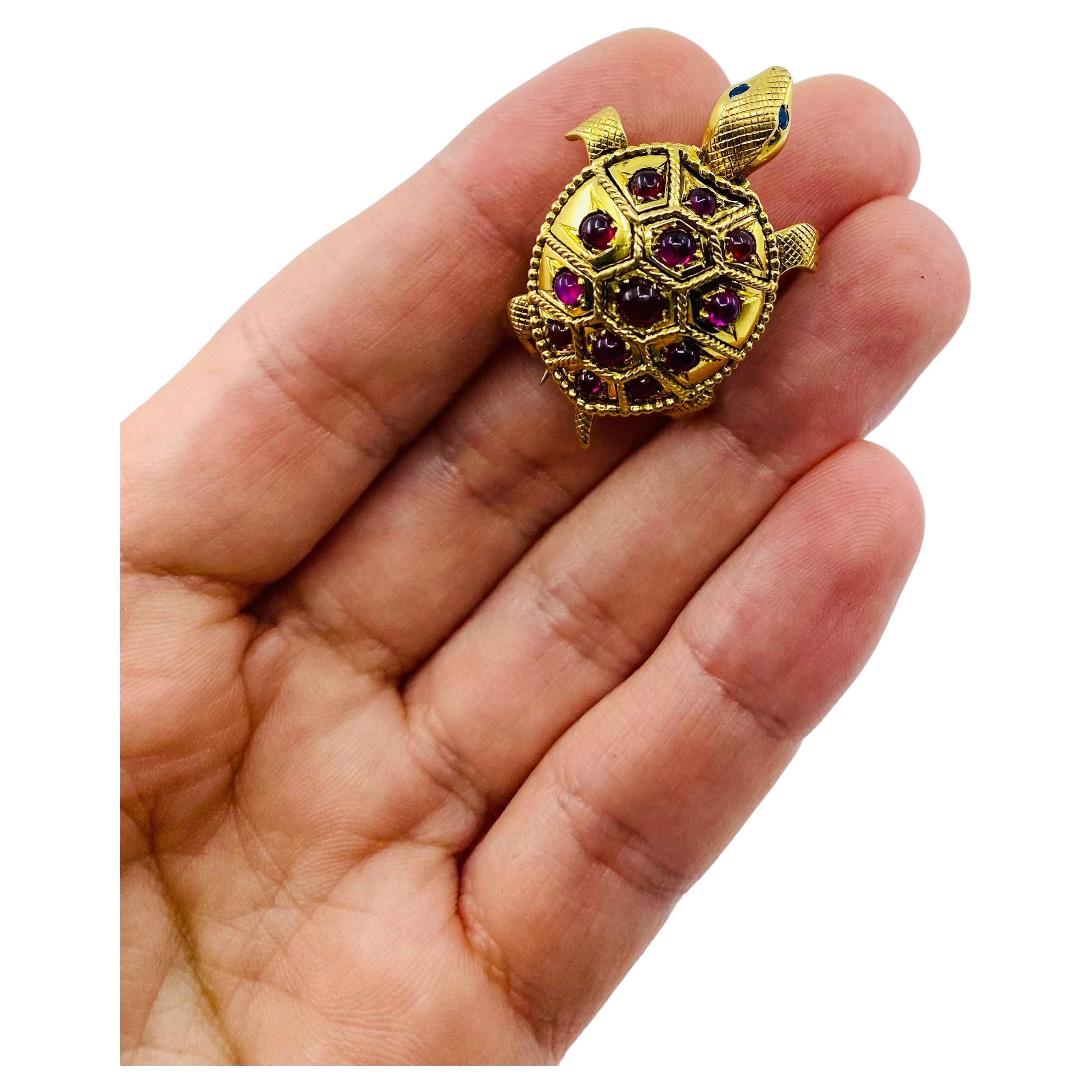 A cute French vintage turtle brooch made of 18k gold, features ruby. This amazing pin was meticulously made by skillfully applying multiple goldsmith techniques. The turtle’s shell is made of polished gold, with the sections divided by the rope gold