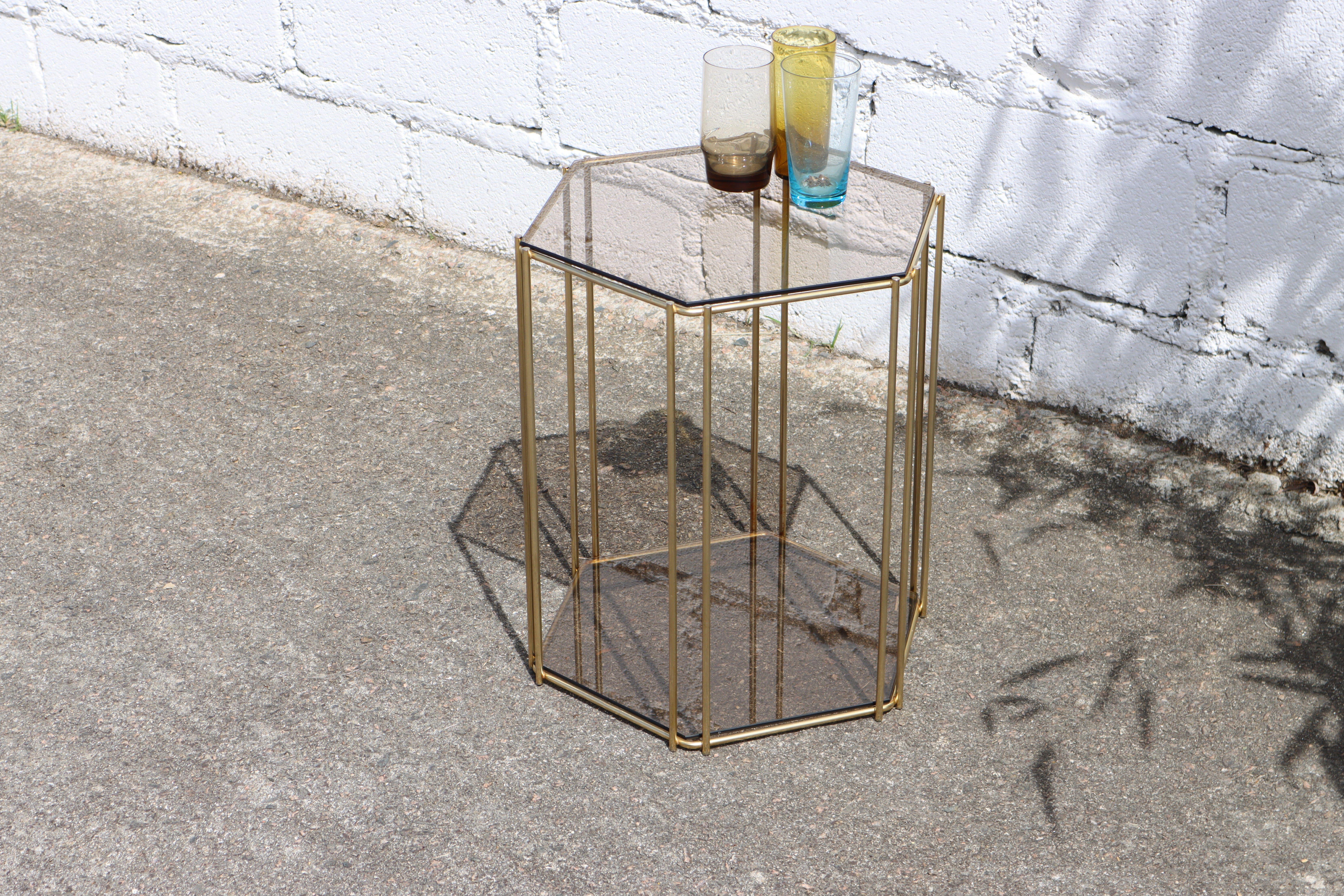 French Vintage Hexagonal smoked Glass & Brass Two Tier Console-Two Tier Lounge Glass Bar-End Table-Hollywood Regency Style-70s
Functional versatile Console with solid gold anodized Steel Frame in an elegant Shape.
2 hexagonal smoked Glass table