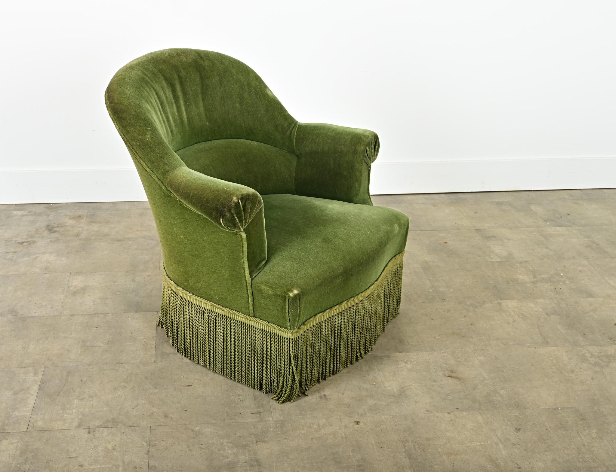 Ein klassischer französischer Fauteuil Crapaud aus dem 20. Jahrhundert, Anfang 1900; diese Stühle im Stil Napoleons III. werden liebevoll nach ihrer Ähnlichkeit mit einer Kröte benannt. Dieses Exemplar hat ein niedriges Profil mit abgerundeter