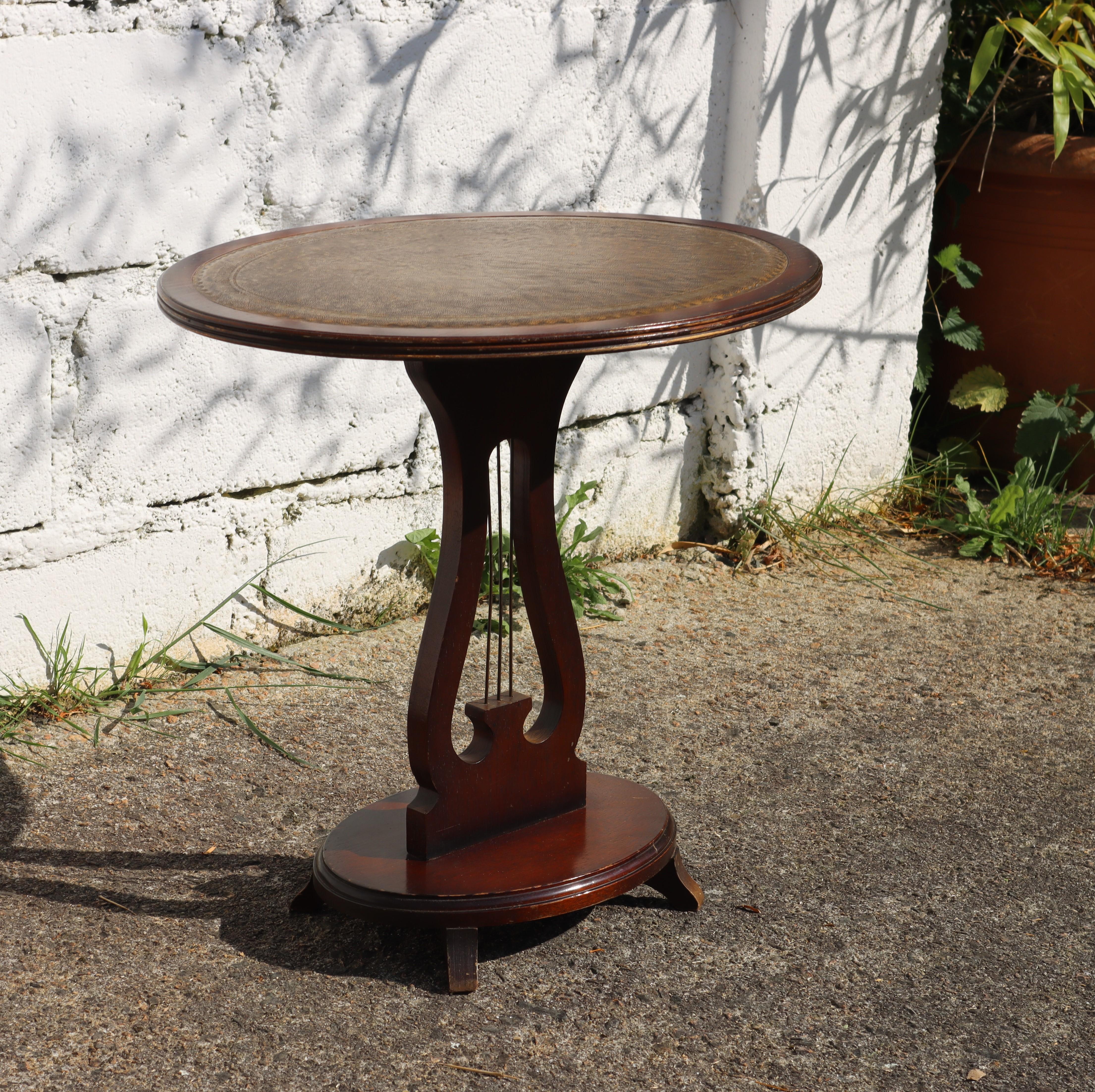 Tavolo consolle ovale in legno francese vintage in stile Napoleone III degli anni '60
Consolle di charme realizzata a mano - La superficie del tavolo è rivestita in pelle goffrata color oro grigio.
e poggia su una base simile a un'arpa.
Un delizioso