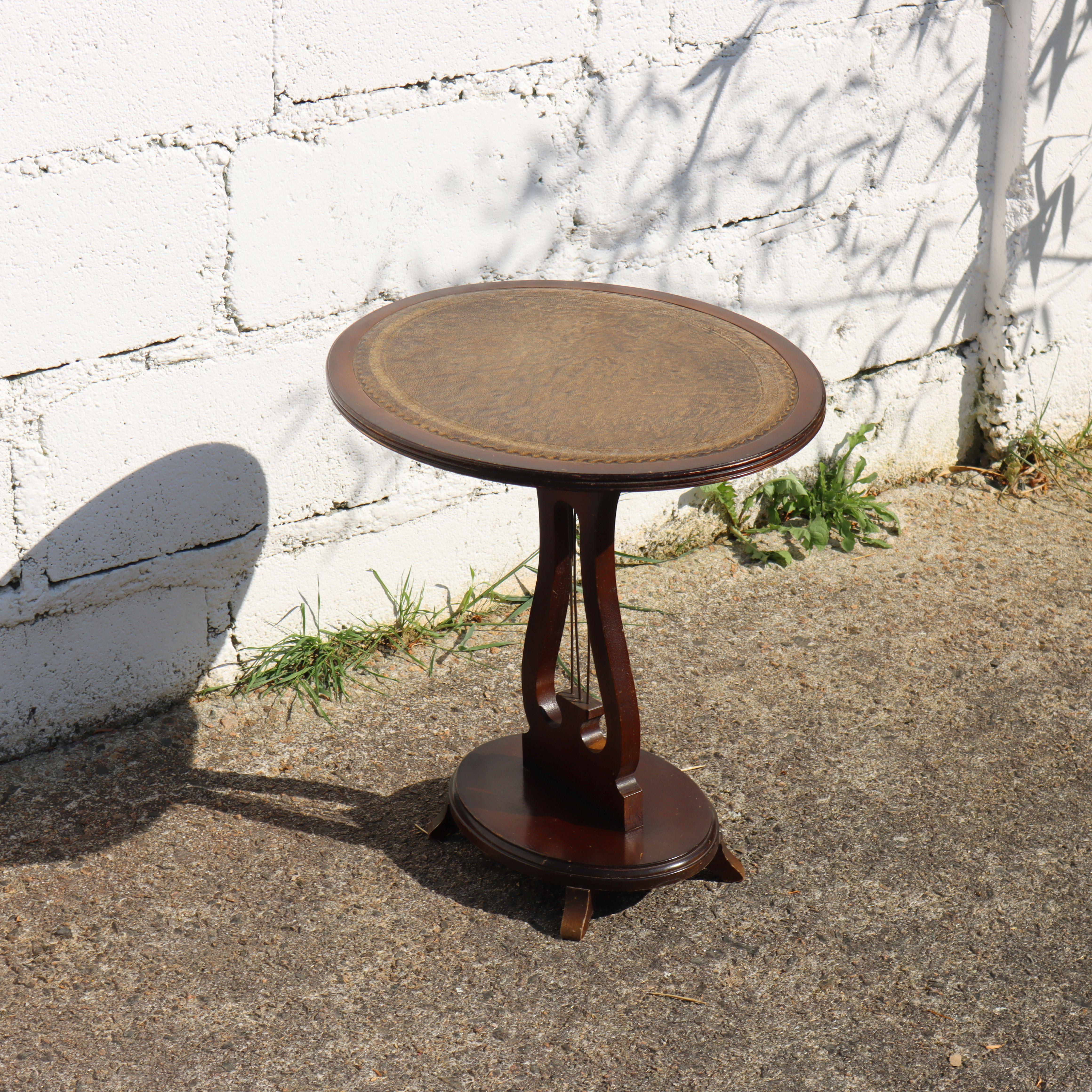 Intagliato Tavolo consolle francese in pelle di noce vintage  Stile Napoleone III - Anni '60 in vendita