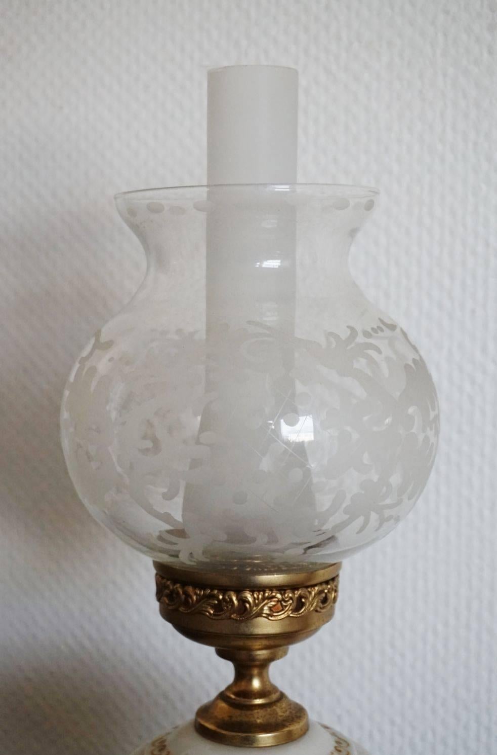 Französische Vintage-Tischlampe aus weißem und türkisfarbenem Porzellan (Handbemalt) im Angebot