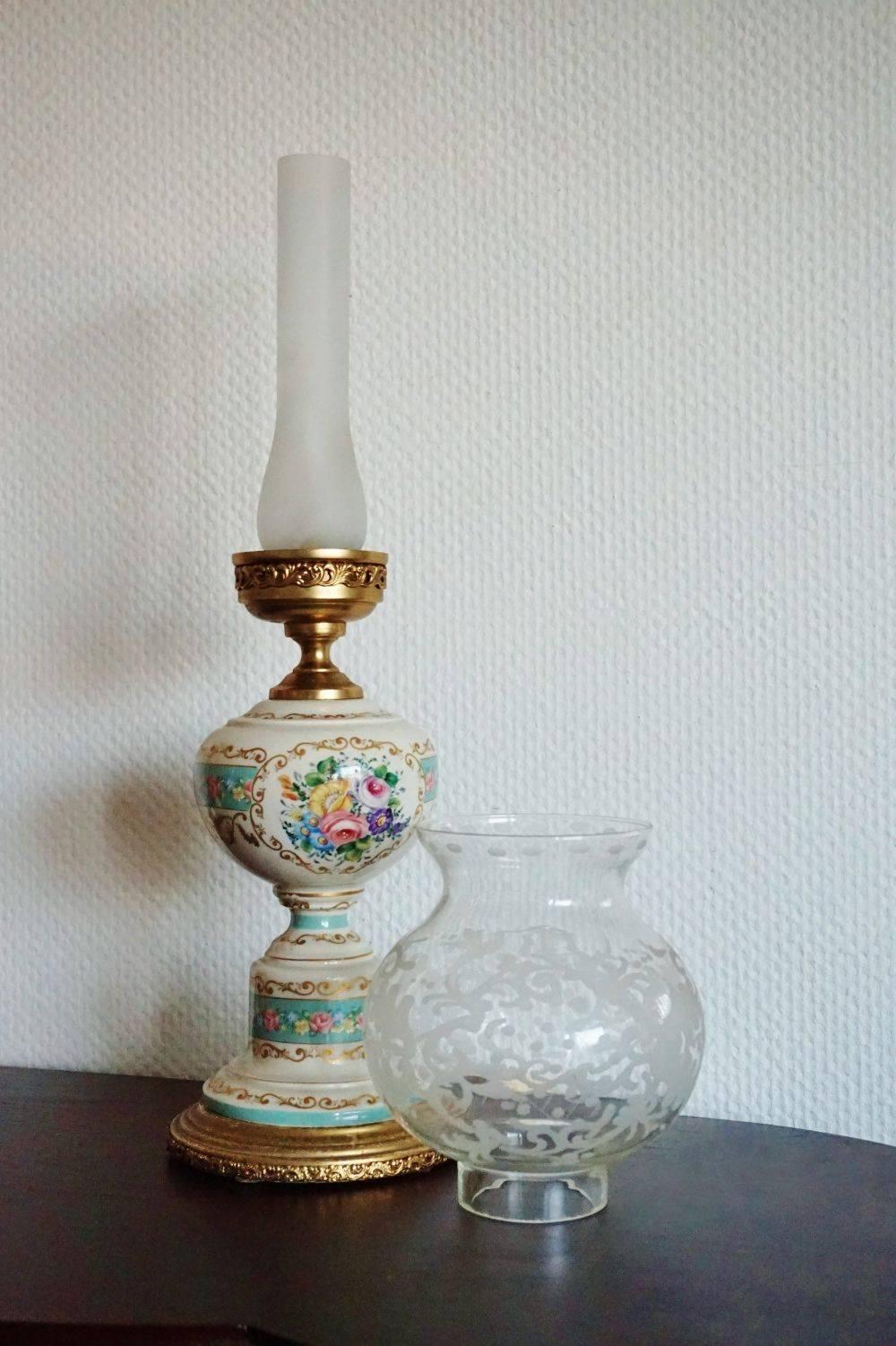 Peint à la main Lampe de bureau française vintage en porcelaine blanche et turquoise en vente