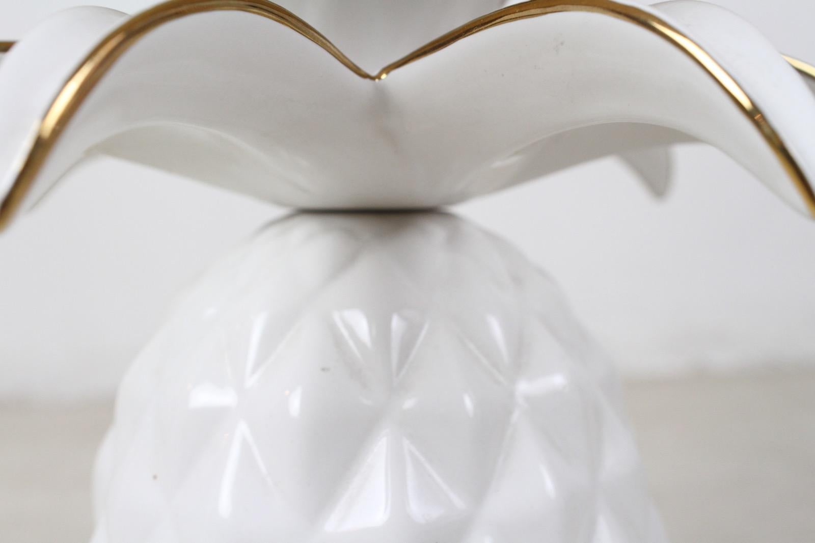 French Vintage White Glazed Ceramic Pineapple Lamp In Good Condition In Budapest, HU