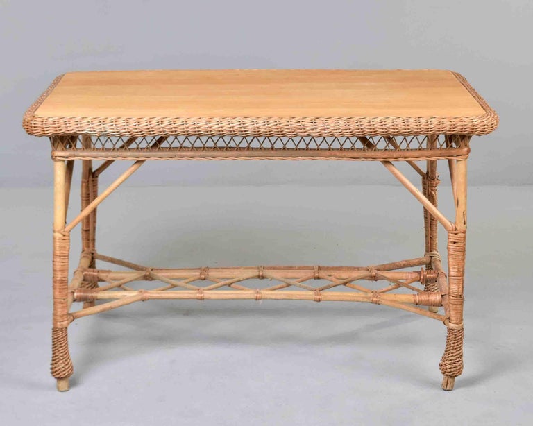 Französischer Vintage-Korb-Tisch und vier Stühle im Angebot bei 1stDibs Deutschland