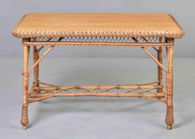 Französischer Vintage-Korb-Tisch und vier Stühle im Angebot bei 1stDibs Deutschland