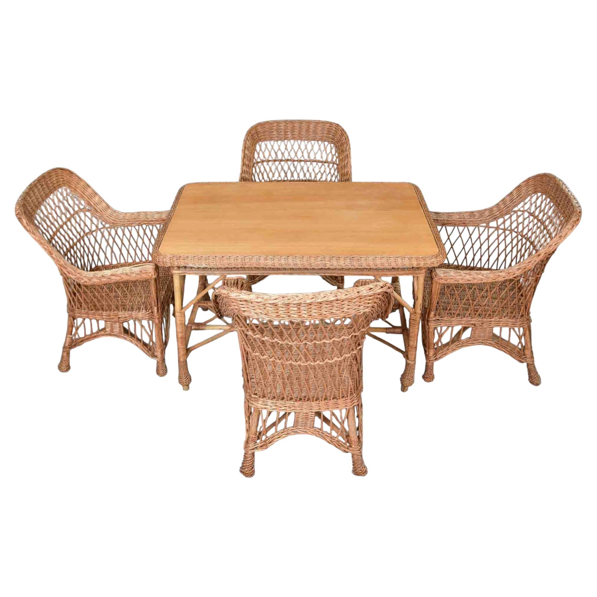 Tavolo vintage francese in vimini con quattro sedie