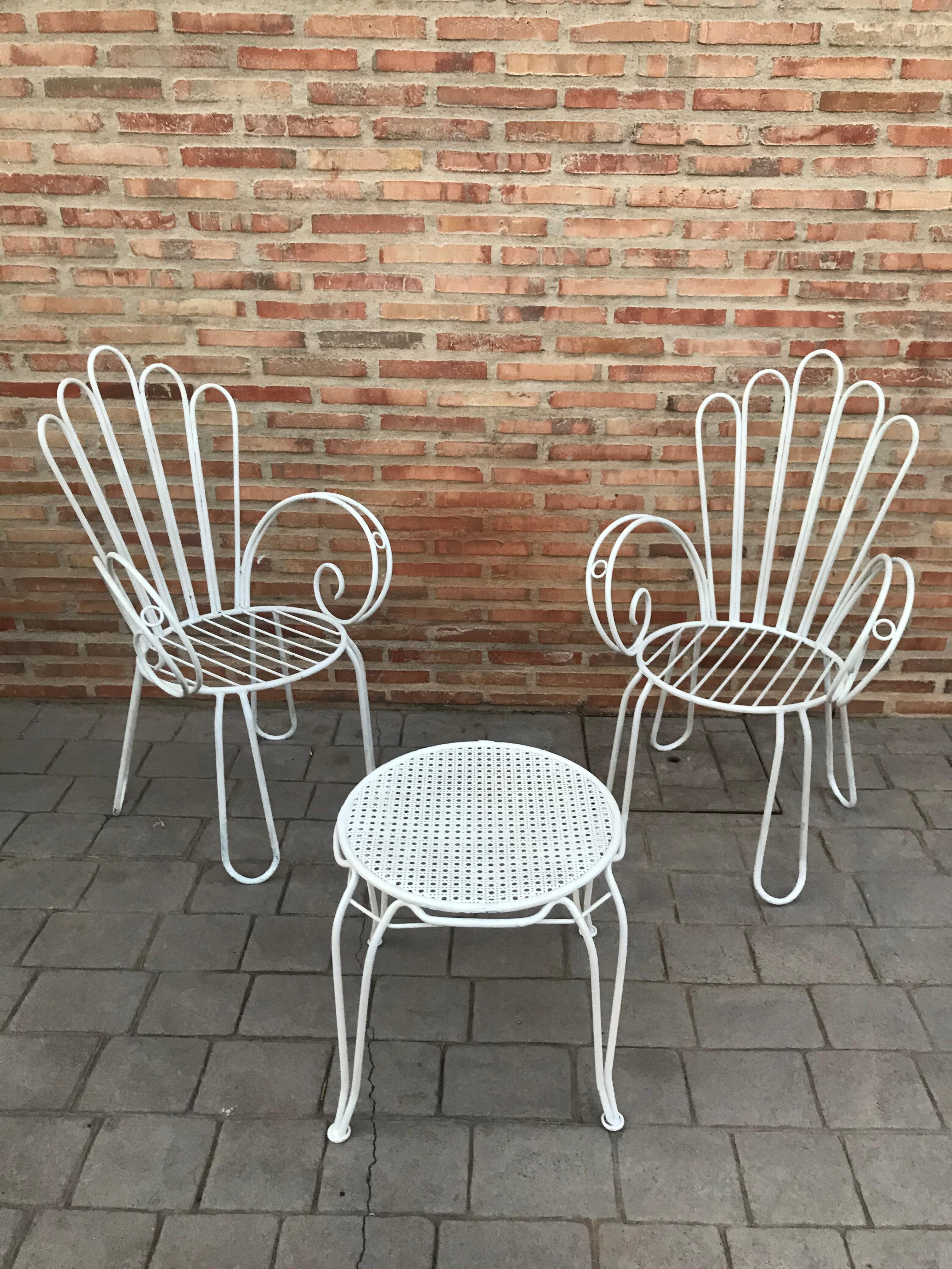 French Vintage Wrought Iron White Painting Set of Garden Bistro Outdoor In Good Condition In Miami, FL