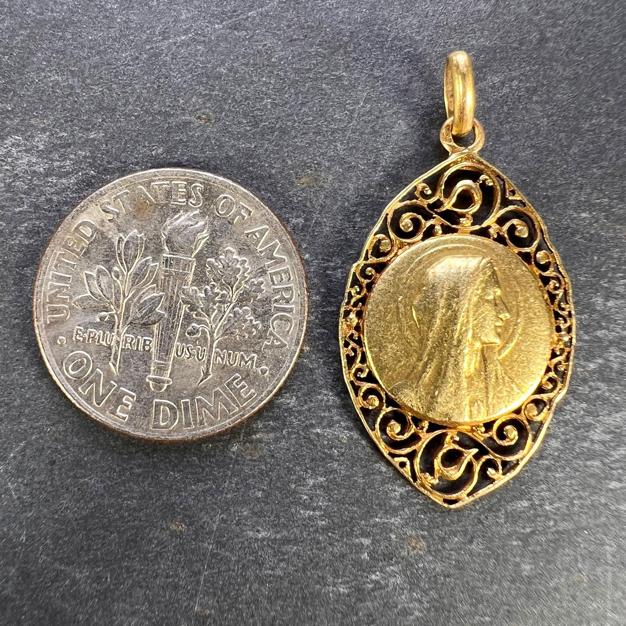 Pendentif breloque française Vierge Marie en or jaune 18 carats en vente 9