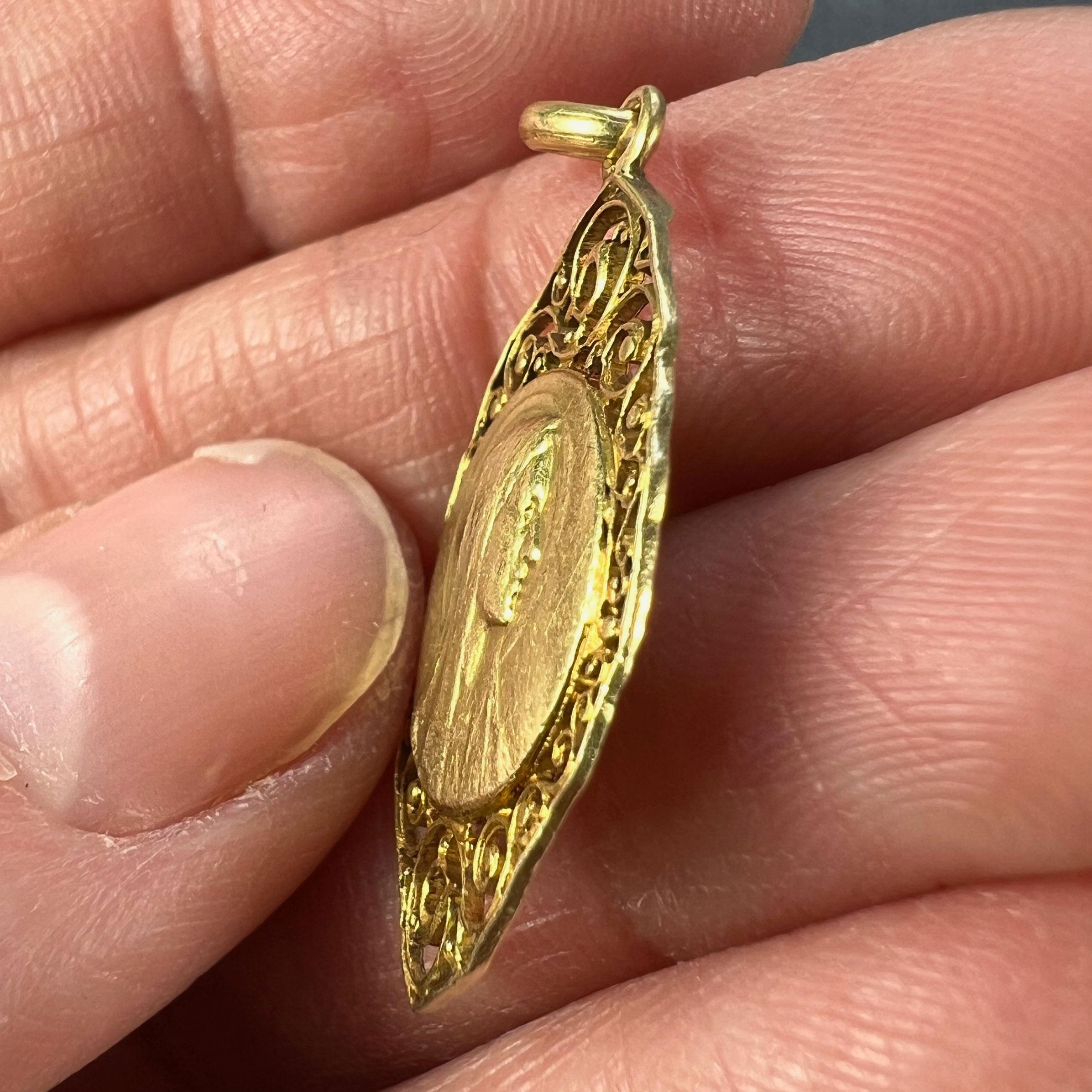 Pendentif breloque française Vierge Marie en or jaune 18 carats en vente 4