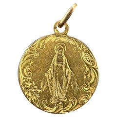 Colgante de oro amarillo de 18 quilates de la Virgen María francesa