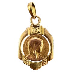Pendentif médaillon français avec cadre en or jaune 18 carats représentant la Vierge Marie