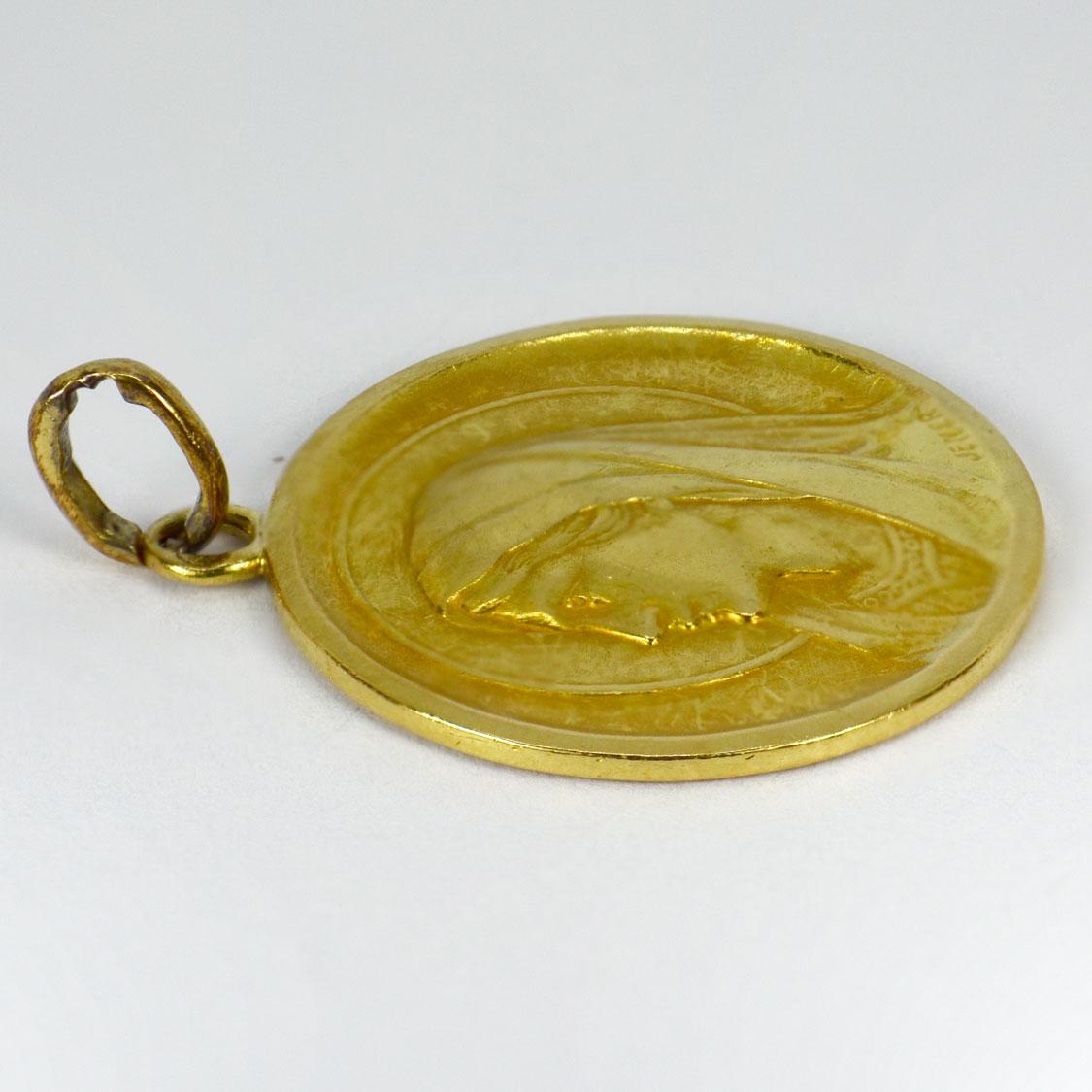 Pendentif médaille de la Vierge Marie en or jaune 18k Bon état à London, GB