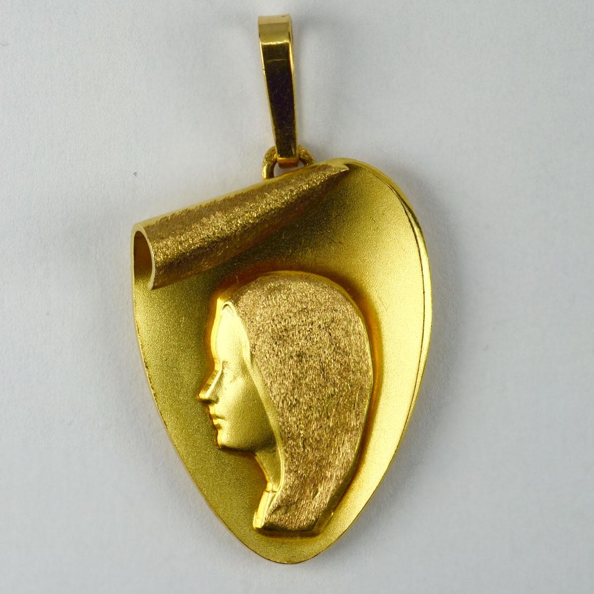 French Virgin Mary 18k Yellow Gold Medal Pendant In Excellent Condition For Sale In London, GB