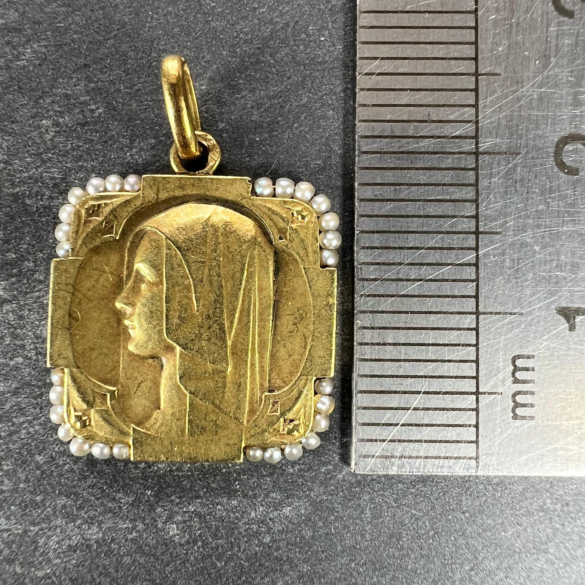 Pendentif breloque Vierge Marie française en or jaune 18 carats et perles en vente 5