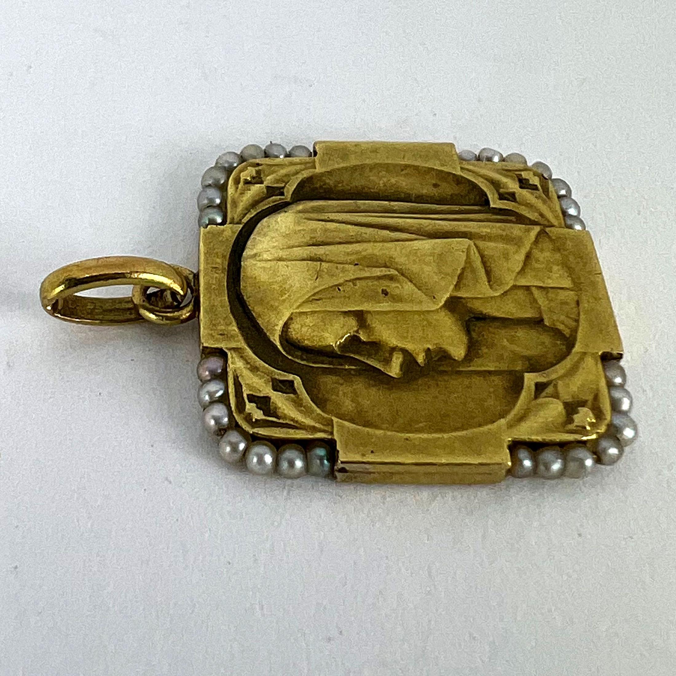 Pendentif breloque Vierge Marie française en or jaune 18 carats et perles en vente 10