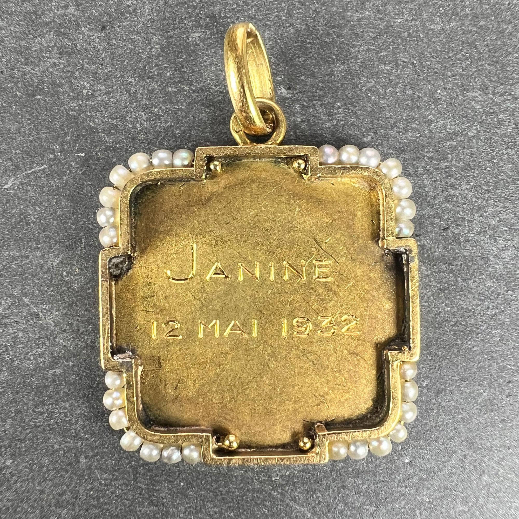 Non taillé Pendentif breloque Vierge Marie française en or jaune 18 carats et perles en vente