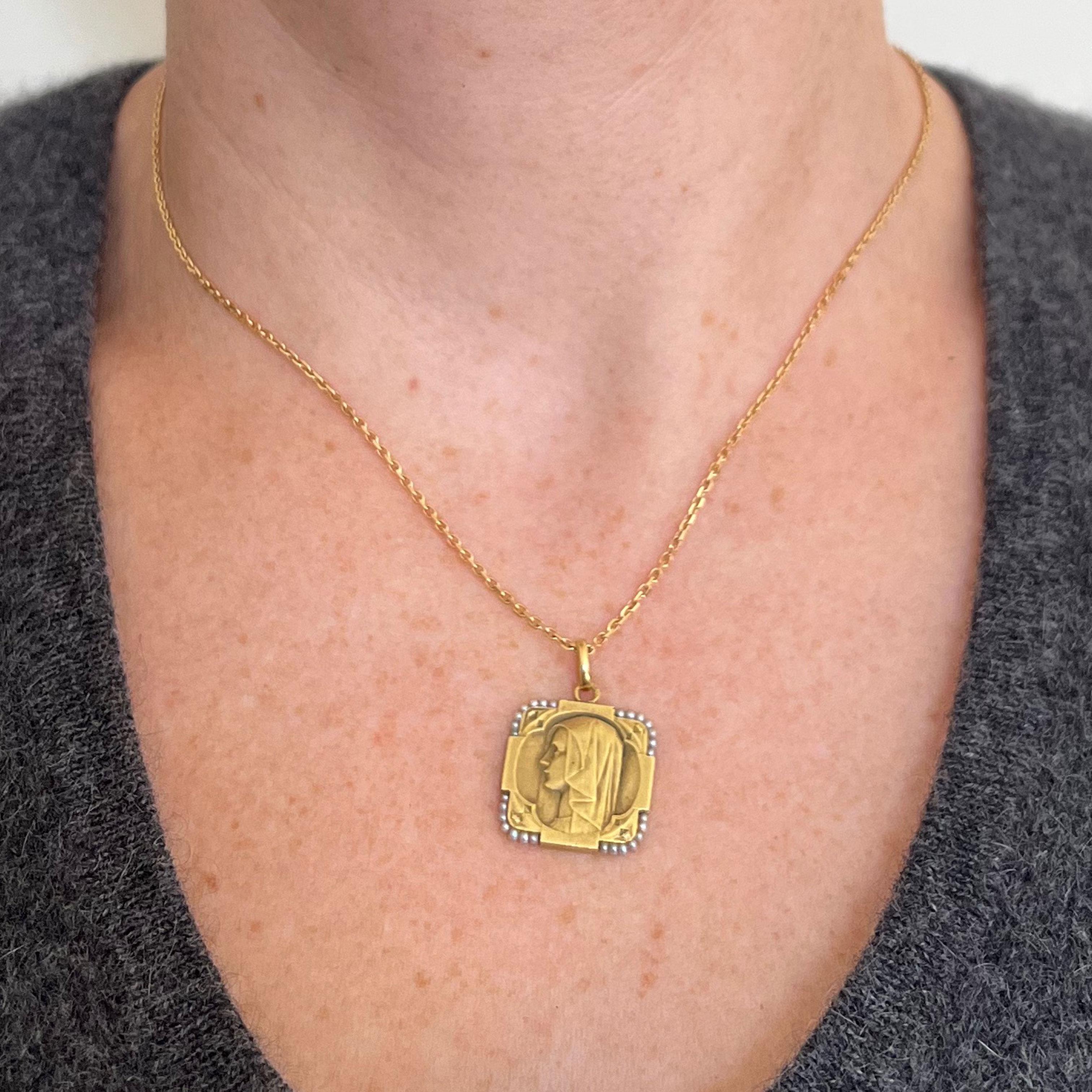 Pendentif breloque Vierge Marie française en or jaune 18 carats et perles Bon état - En vente à London, GB