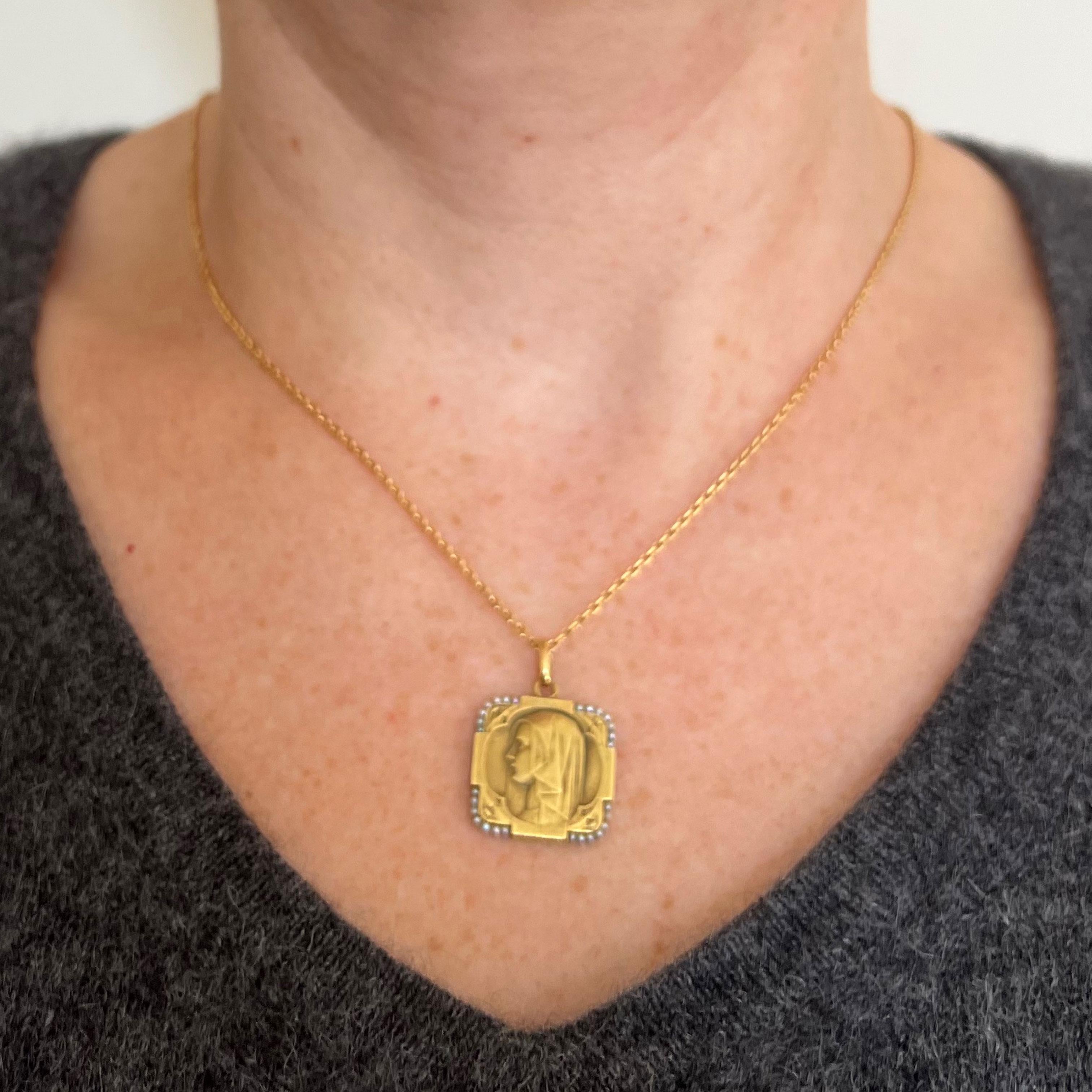 Pendentif breloque Vierge Marie française en or jaune 18 carats et perles Unisexe en vente