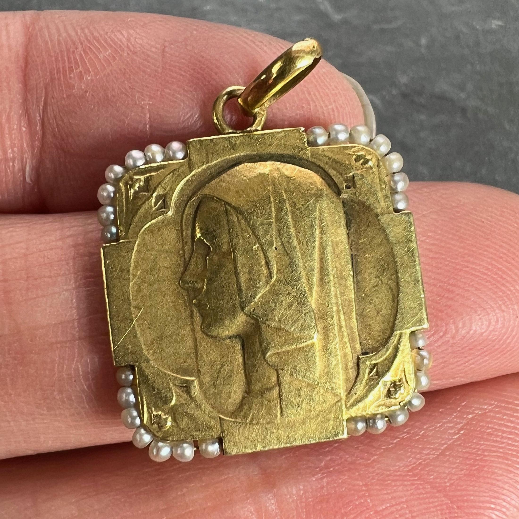 Pendentif breloque Vierge Marie française en or jaune 18 carats et perles en vente 1