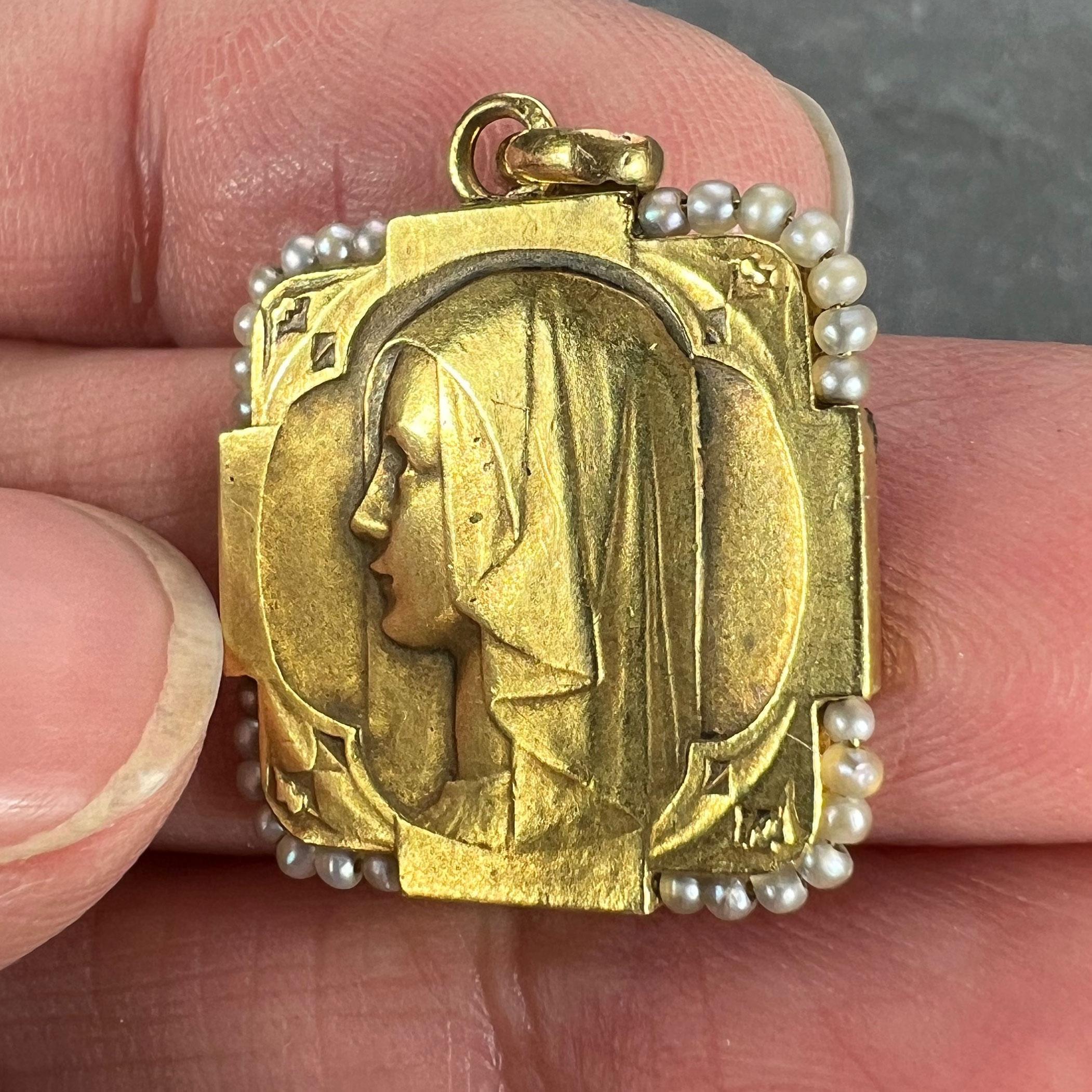 Pendentif breloque Vierge Marie française en or jaune 18 carats et perles en vente 2