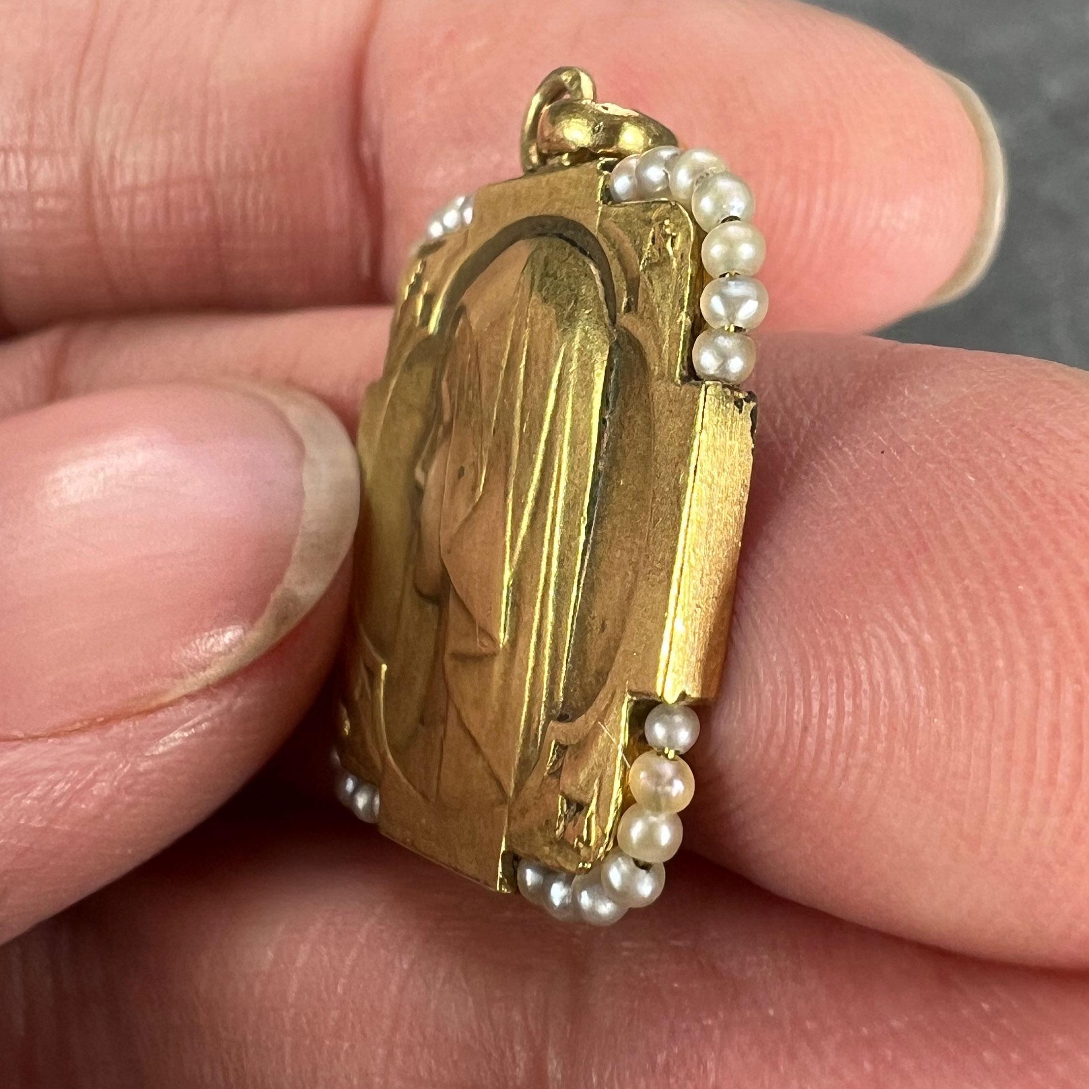 Pendentif breloque Vierge Marie française en or jaune 18 carats et perles en vente 3