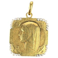 Pendentif breloque Vierge Marie française en or jaune 18 carats et perles