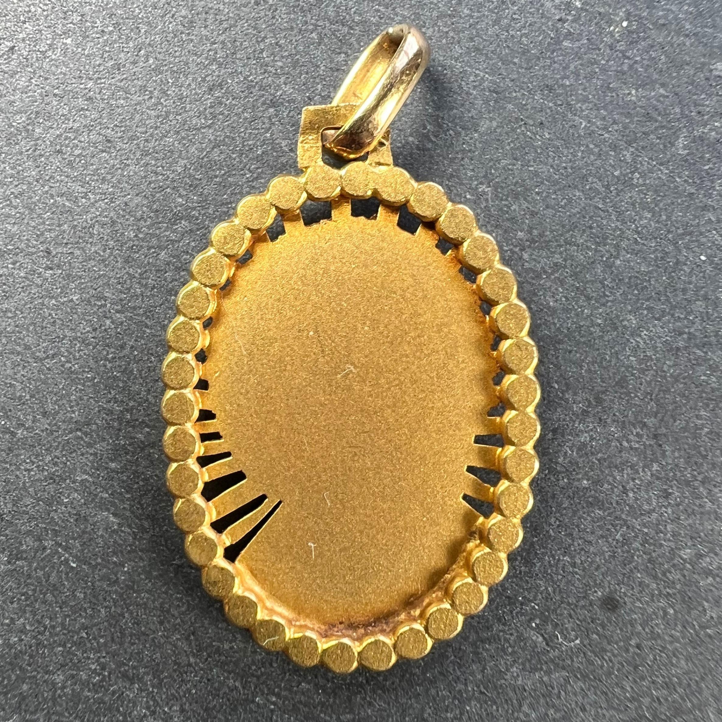 French Virgin Mary 18K Yellow Gold Religious Medal Pendant In Good Condition For Sale In London, GB