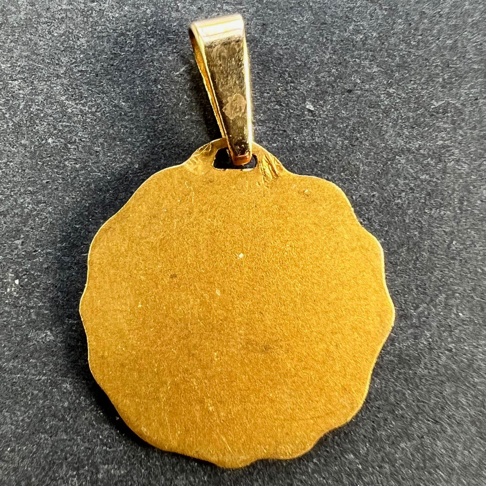 French Virgin Mary 18K Yellow Gold Religious Medal Pendant In Good Condition For Sale In London, GB