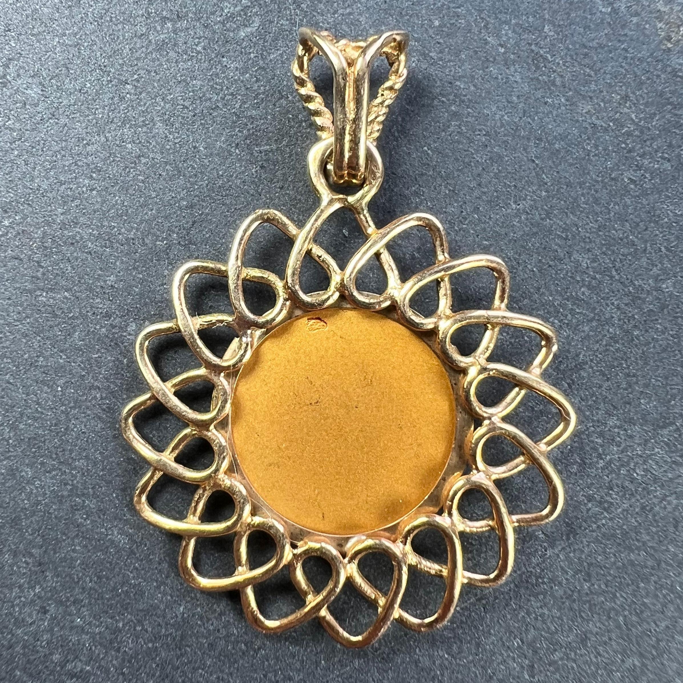 French Virgin Mary 18K Yellow Gold Religious Medal Pendant In Good Condition For Sale In London, GB