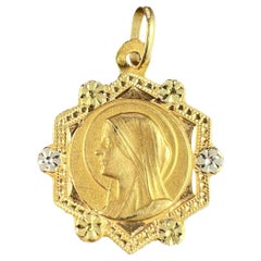 Pendentif en or jaune et blanc 18K avec breloque en forme de médaille de la Vierge française