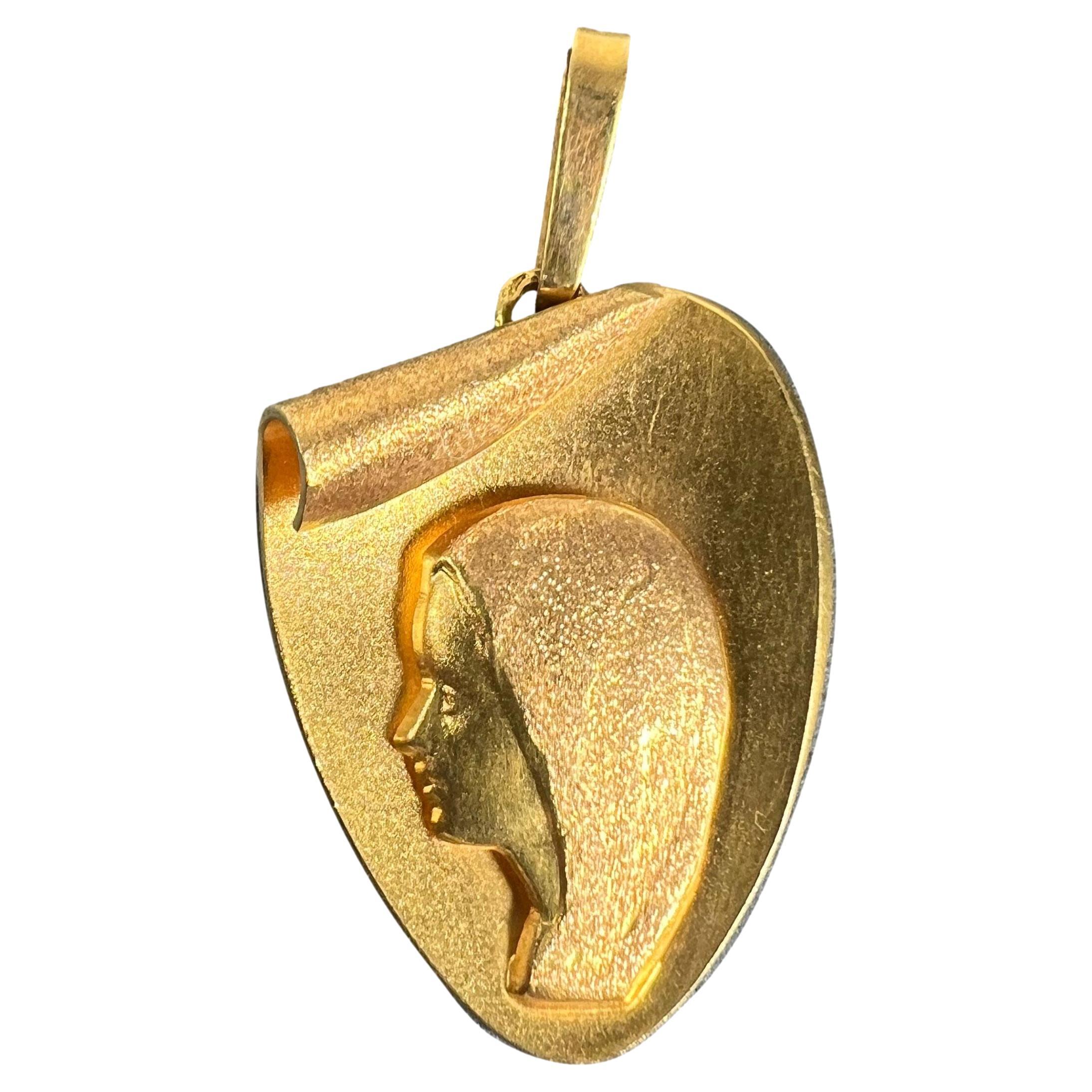 Ciondolo a forma di cuore con medaglia in oro giallo 18 carati della Vergine Maria francese in vendita