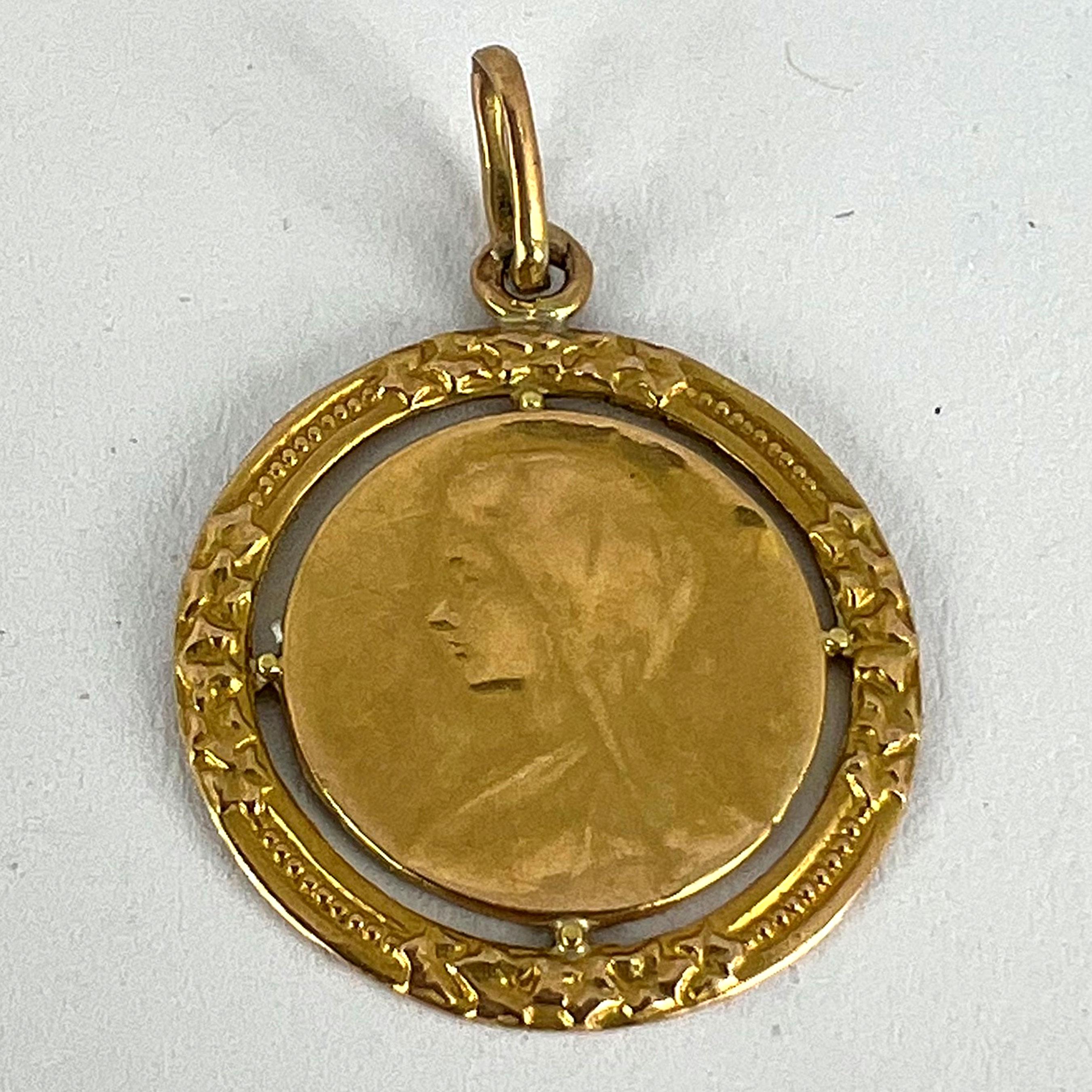 Vierge Marie française Couronne de feuilles de lierre Pendentif Médaille en or jaune 18K en vente 8
