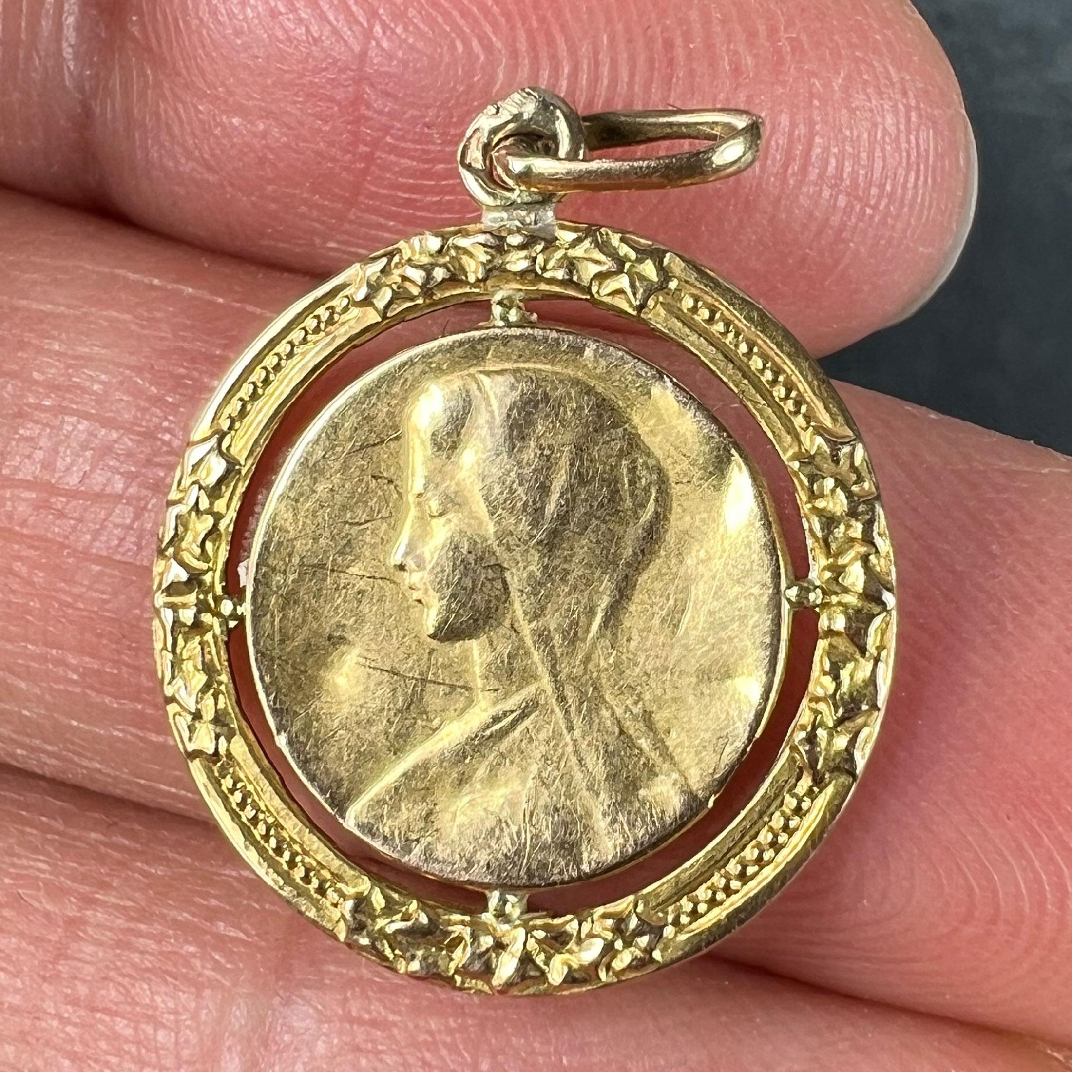 Vierge Marie française Couronne de feuilles de lierre Pendentif Médaille en or jaune 18K en vente 1