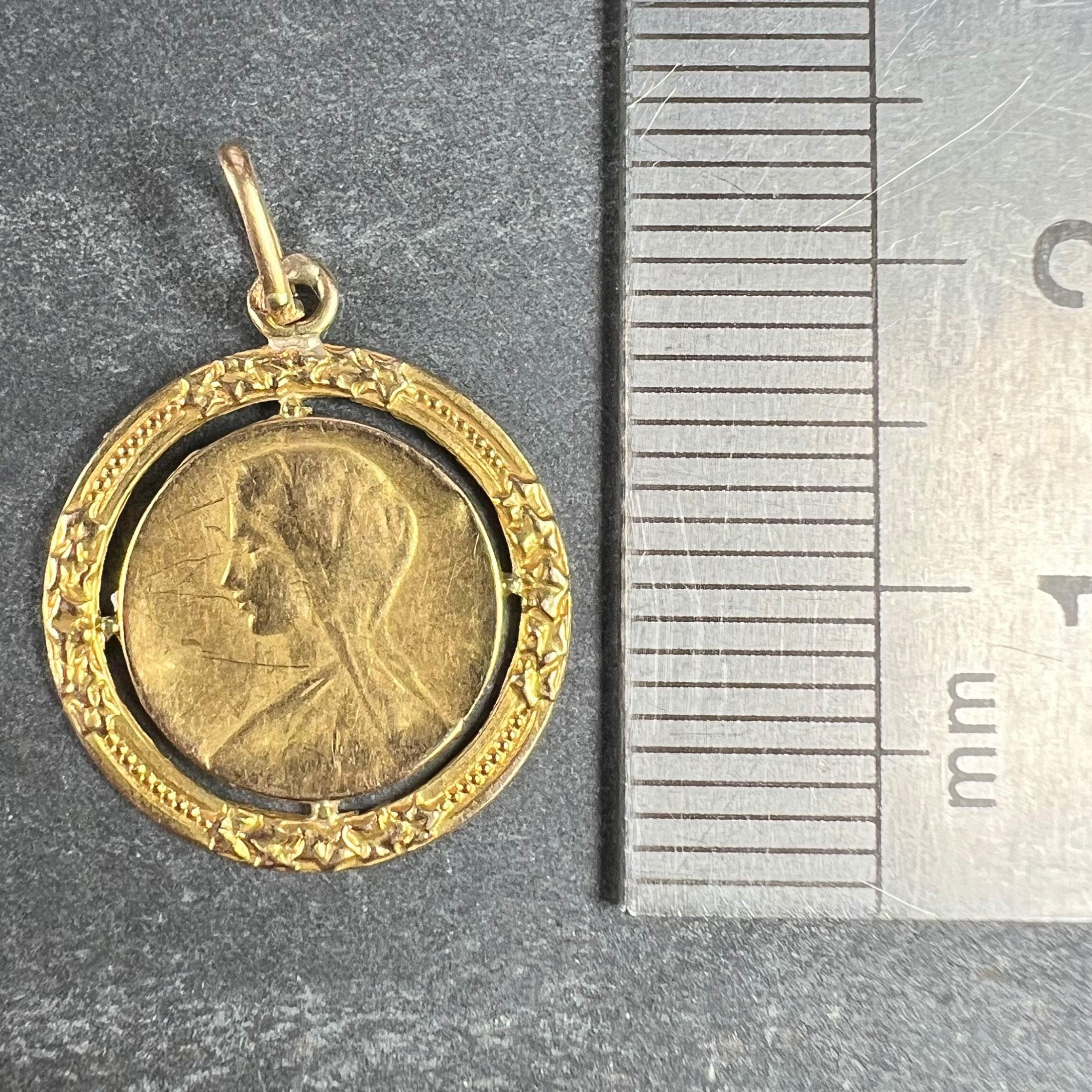 Vierge Marie française Couronne de feuilles de lierre Pendentif Médaille en or jaune 18K en vente 5