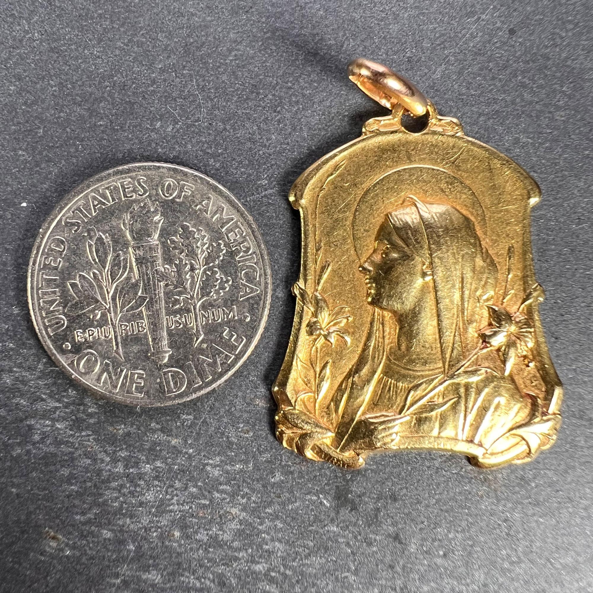 Französisch Jungfrau Maria Lilien 18k Gelb Gold Medal Anhänger im Angebot 7