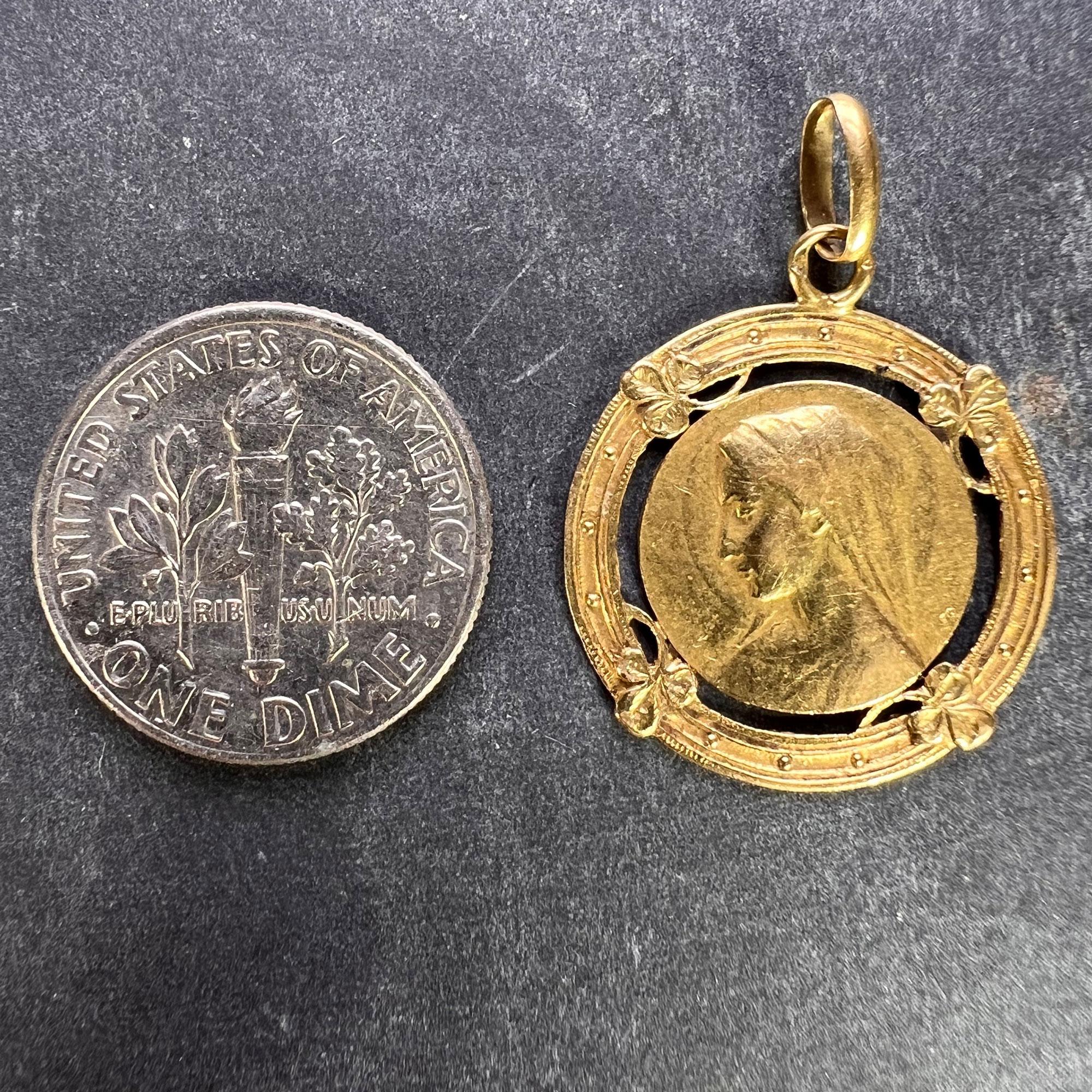 Pendentif en or jaune 18K avec médaille en forme de trèfle chanceux de la Vierge Marie française en vente 6