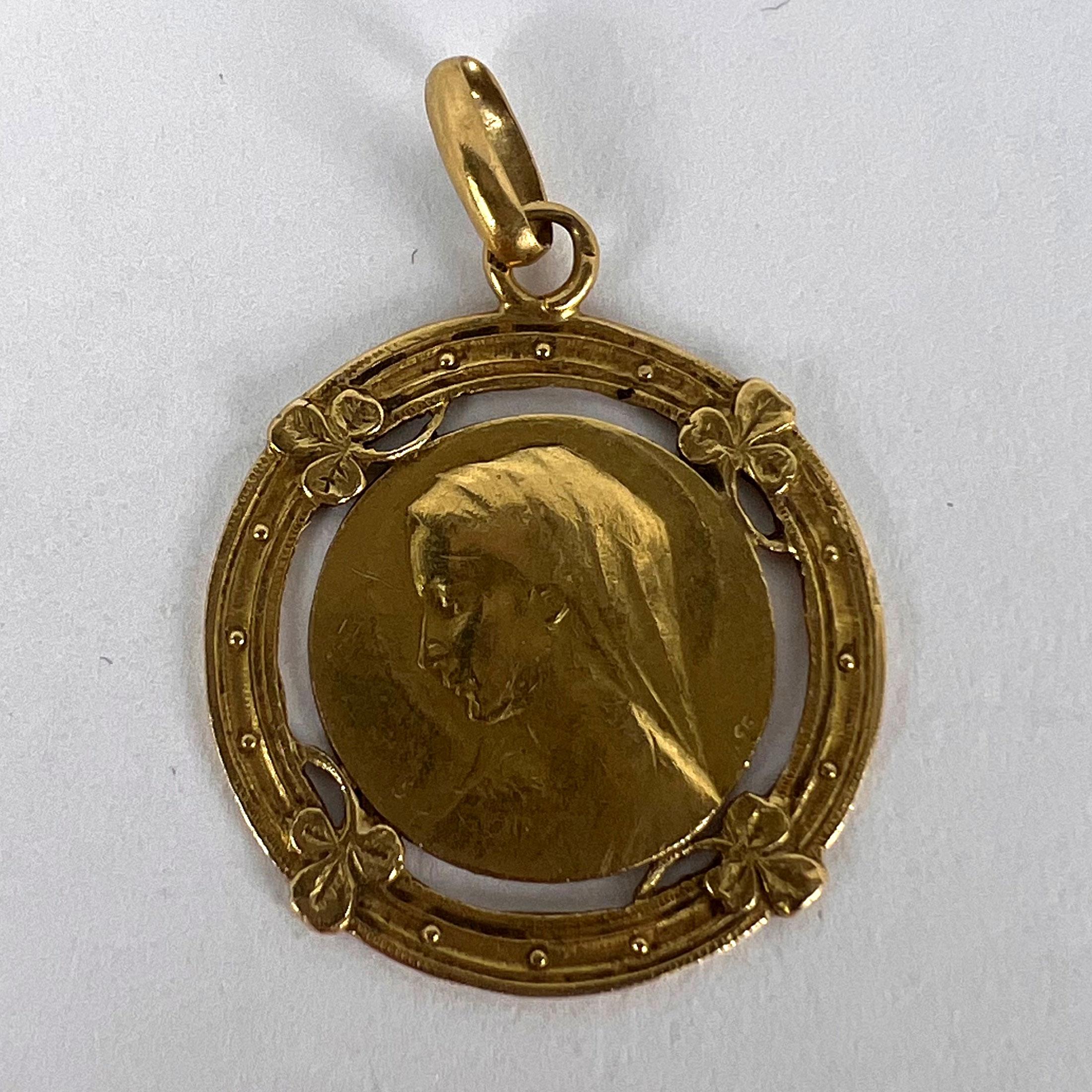 Pendentif en or jaune 18K avec médaille en forme de trèfle chanceux de la Vierge Marie française en vente 7