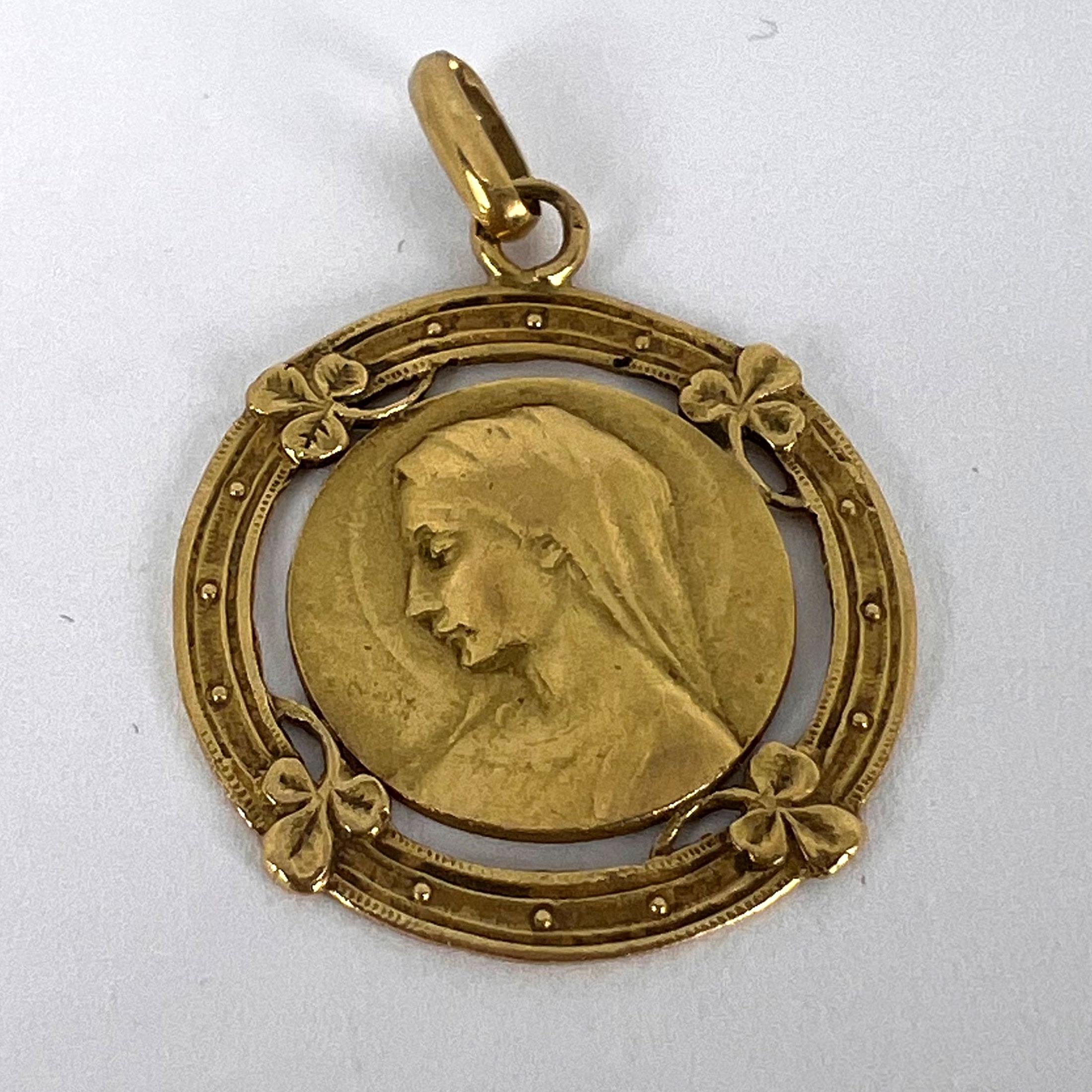 Pendentif en or jaune 18K avec médaille en forme de trèfle chanceux de la Vierge Marie française en vente 8